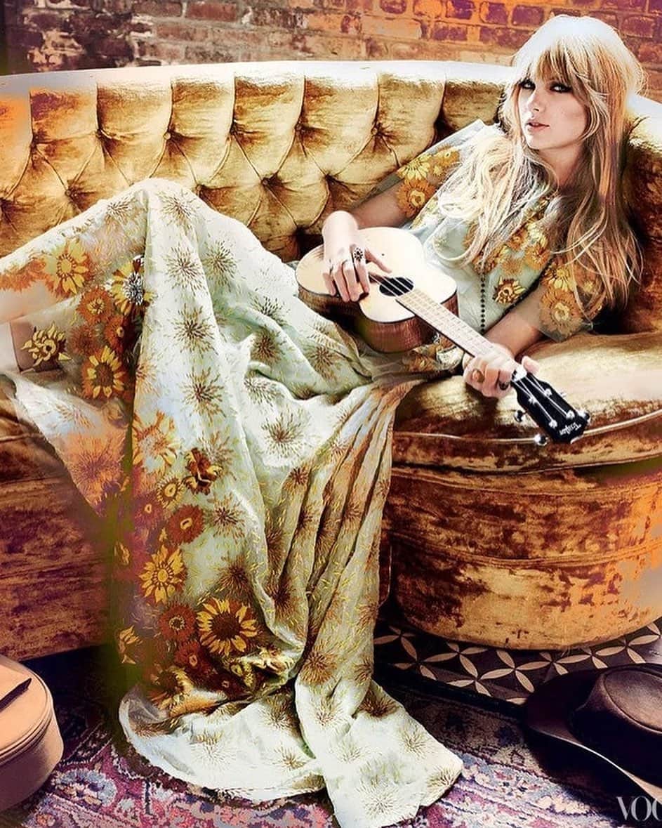 のインスタグラム：「#FBF: @taylorswift wears the Rodarte SS12 Collection and Archive for her 2012 @voguemagazine cover story (ph: Mario Testino, Styled by @tonnegood). #rodarte #taylorswift」