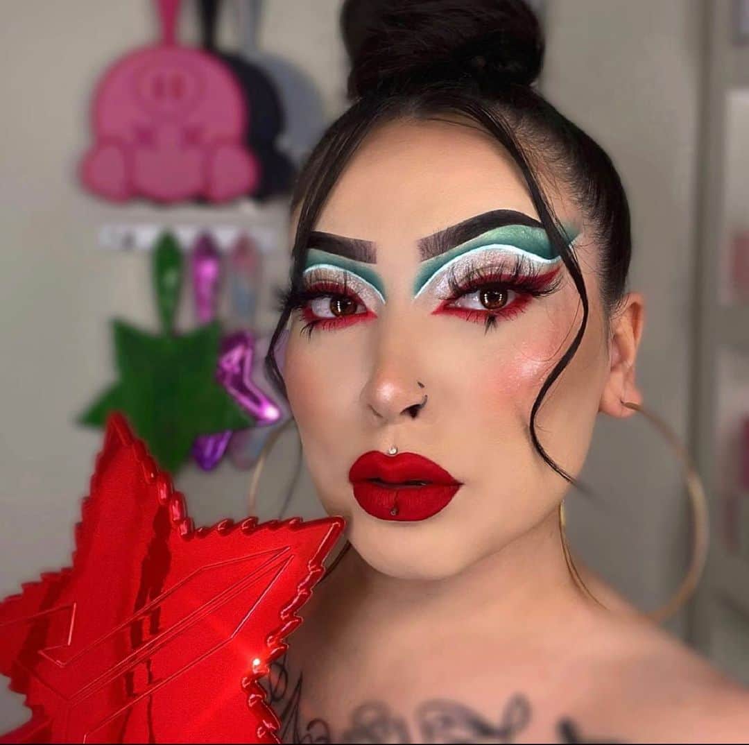 Jeffree Star Cosmeticsさんのインスタグラム写真 - (Jeffree Star CosmeticsInstagram)「Get into the spirit ❤️ @seleneemua created this stunning holiday glam using our #BLOODMONEY palette, #MAGICSTAR concealer, & our #velourliquidlipstick in the shades Are You Filming? & Red Rum ❄️ #jeffreestarcosmetics」12月12日 13時24分 - jeffreestarcosmetics