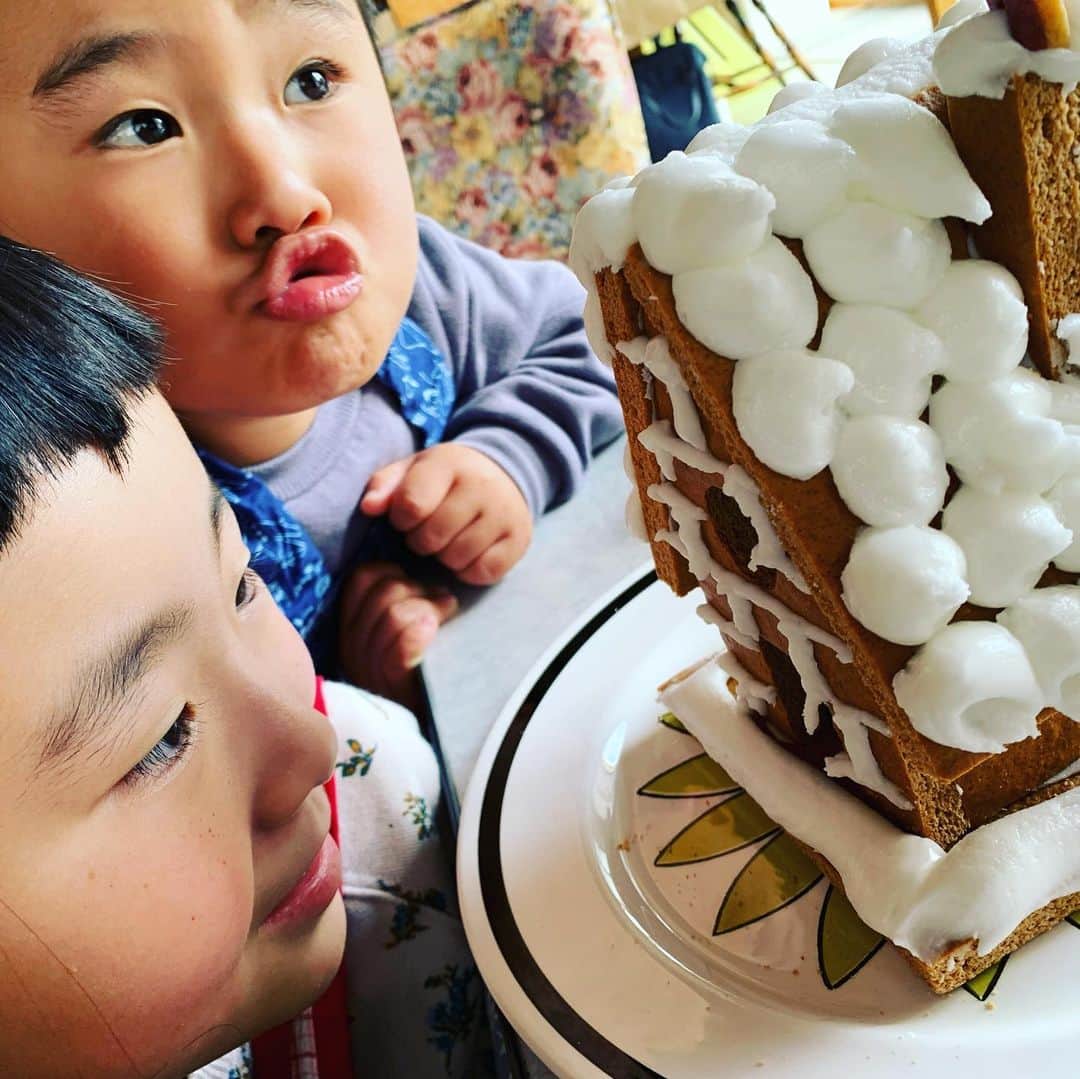 都竹悦子さんのインスタグラム写真 - (都竹悦子Instagram)「初めてのヘクセンハウス！  東京の義姉から子供達へのサプライズクリスマスプレゼント。 4歳と7歳のアイデア詰まった仕上がりとなりました！  食べるのも楽しみだなぁ！  #アンデルセンネット　#アンデルセンヘクセンハウス　#ドアは　#こっそり4歳が　#たべちゃったよ　#愛おしくて　#毎日が　#宝物　#離れて住む義姉からの　#心あたたまる　#クリスマスプレゼント」12月12日 13時25分 - etsukotsuzuku