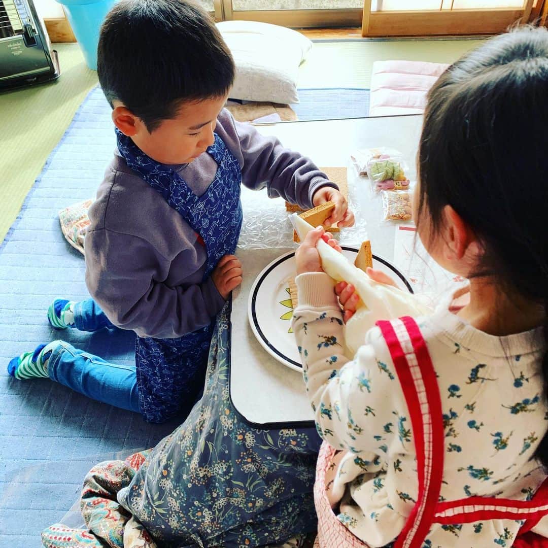 都竹悦子さんのインスタグラム写真 - (都竹悦子Instagram)「初めてのヘクセンハウス！  東京の義姉から子供達へのサプライズクリスマスプレゼント。 4歳と7歳のアイデア詰まった仕上がりとなりました！  食べるのも楽しみだなぁ！  #アンデルセンネット　#アンデルセンヘクセンハウス　#ドアは　#こっそり4歳が　#たべちゃったよ　#愛おしくて　#毎日が　#宝物　#離れて住む義姉からの　#心あたたまる　#クリスマスプレゼント」12月12日 13時25分 - etsukotsuzuku