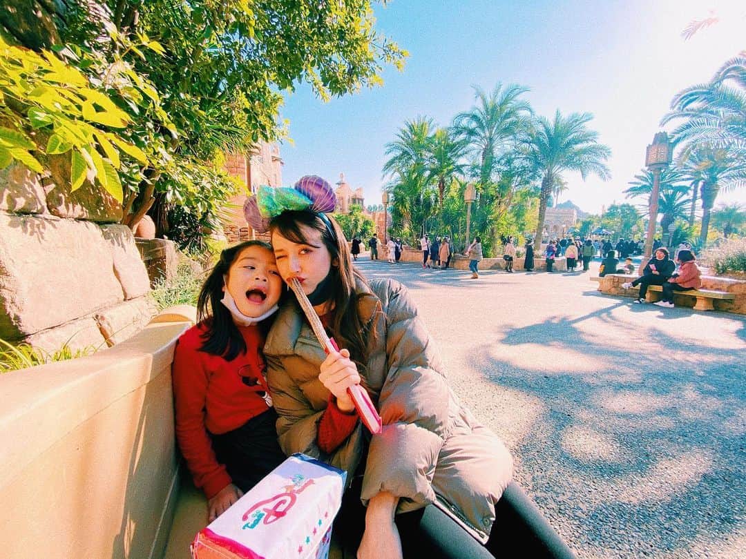 ロジャース里奈さんのインスタグラム写真 - (ロジャース里奈Instagram)「. さくっとディズニーシーへ❤️ . 平日、人数制限で空いてました☺️ キャラクターにあんまり 会えなかったけどゆるーく 楽しめたよ☺️❤️ . 来月も行きたいぐらい。笑 . 私ディズニー大好きなんです。🥺」12月12日 13時36分 - rina_rogers613
