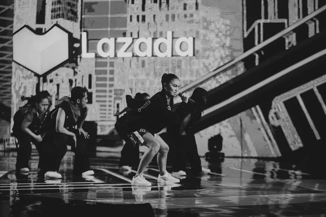 アグネス・モニカのインスタグラム：「So fun performing at Lazada 12.12 Grand Show. Thank You @lazada_id for inviting me to be part of the celebration!   Today is the Day, don't miss Lazada 12.12 GARBOLNAS (Tiga Hari Belanja Online Nasional)! Yuk belanja bareng aku di Lazada dan nikmati diskon harga banting hingga 99% tanggal 12 - 14 December 2020.  Cek aplikasi Lazada dan belanja sekarang! #Lazada1212 #GARBOLNAS #AGNEZMO #brandambassador」