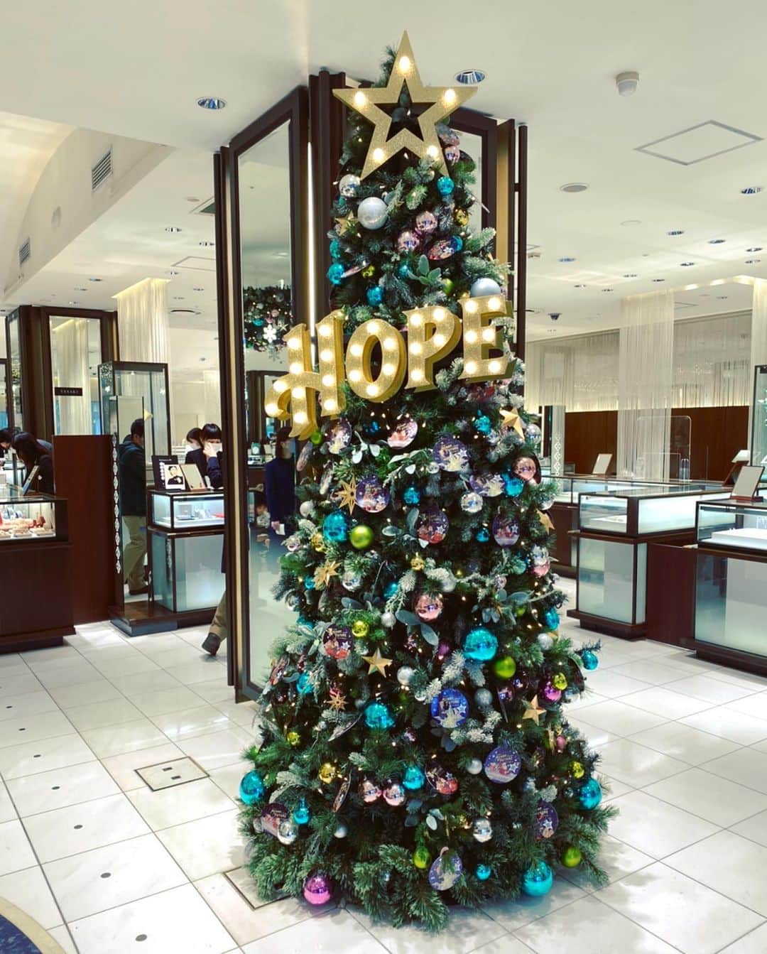 のインスタグラム：「【10】ISETAN🎄✨ 📷 @shinguma さん🧸 内部のツリーはいつもの伊勢丹よりポップな感じ！ #christmastreehunting2020 #ツリー狩り #借り物写真 #もう開き直って全部それで行こう」
