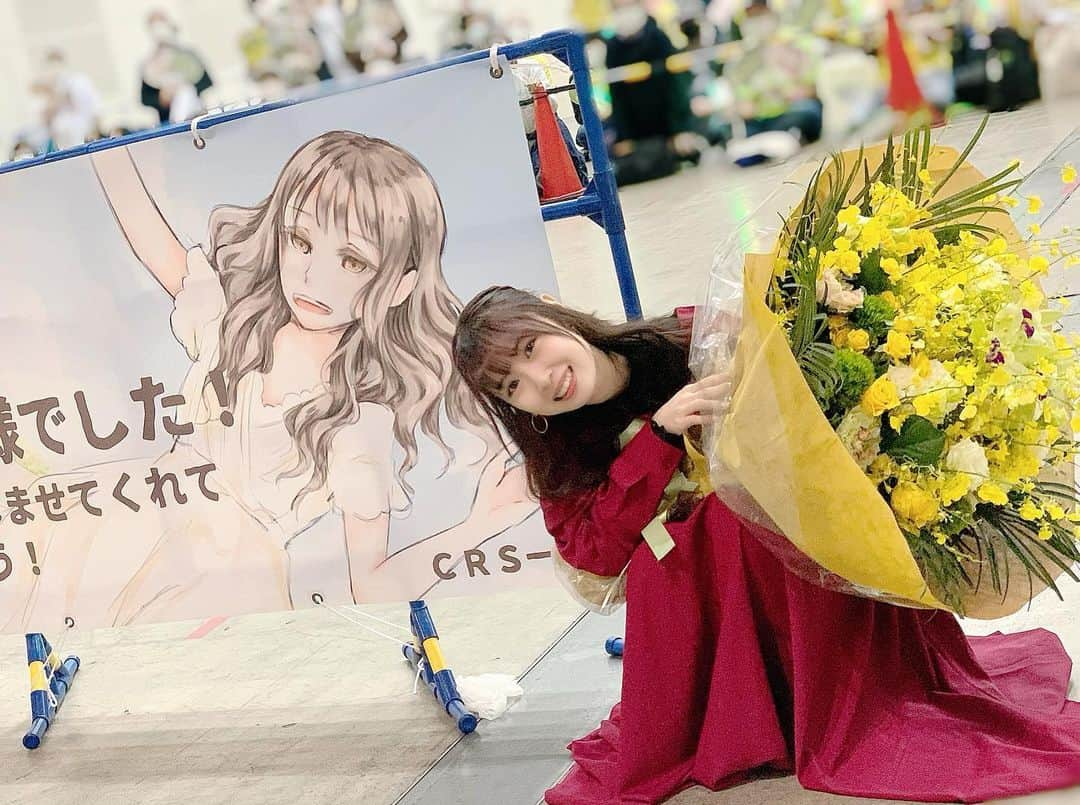 高柳明音さんのインスタグラム写真 - (高柳明音Instagram)「12月12日  11年と8ヶ月！ 皆との思い出がたくさん 詰まった握手会が終わりました。  正しくはSKE48楽曲のイベントが 今日で完結でした。  初めはサンシャイン栄の 下のところに何人ものメンバーと 横並びで始まった握手会も いつの間にか1人になって 大きな会場で沢山の方が 足を運んでくださるようになって グループの成長や 注目されていることを 肌身で感じさせてくれる 場所でした。  いろんなことがあったなぁ。  沢山の人が 私に会いにきてくれる事実に 自信や元気をもらった。  時にすれ違いがあったり うまく言葉が伝わらなくて もどかしい時もあった。  言い合いもしたし喧嘩もしたし 握手しながら泣いた時もあった。笑  アイドルとファンだけど 私にとっては ただただ人と人との 仲を深めるための場所でした。  だけど バラエティやドラマでの 自分のキャラと 握手会にいるありのままの 自分の姿にギャップがあったのか あれ？って言われることも 少なくなかったし  三半規管弱すぎて 人に酔って立てなくなったり  あんまり昔から釣りとか そういうのうまくなくて どれだけステージ頑張っても ここで自分で足を引っ張って いるのかもしれないと めちゃくちゃ悩んだこともありました。  声が出なくなった時には 全く声が届かなくて 皆が悲しい顔して帰っていくのを 見るのに耐えられなくて 自分に絶望しました。  離れていく人も 沢山いたけど  だけどそれでも 今の私が好きだって このありのままが好きだって 応援し続けてくれて 会いにきてくれるみんなが居て その存在にとてつもなく 助けられたんです。  そのころから 敬語で話すのをやめて フレンドリーに皆んなと 友達みたいに家族みたいに 接しようって思ったんだよね。  取り繕うのをやめようって。  気づいてたかな？笑  喉の手術をして 声が出るようになって  少しずつ自分なりの 握手や会話の仕方も見つかって それが皆とマッチし始めて  自分なりにまた 楽しめるようになって 自分でも分かるくらい 笑顔や笑い声が増えていったなと 思う。本当に。  今まで私に会いにきてくれた 数え切れないほどの 沢山のファンの皆さん  いろんな地方にも行きました そこで待っていてくれた皆さん どこにいっても 来てくれる皆さん  寒い場所暑い場所 一緒に乗り越えたね  美浜海遊祭が終わった後には 皆、日焼けしてきてたね  思い出は語り尽くせないです。  私はただ 応援してくれる皆に 笑ってて欲しかったから 今日の最後たくさんの 笑顔が見れて幸せでした。  最後手を握ることは できなかったけど  私なりに最高の握手会でした。  本当にありがとうございました！  高柳明音」12月13日 0時27分 - akane_o8o