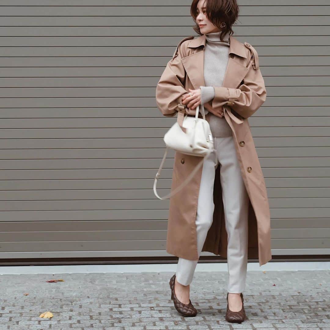 j.chikaのインスタグラム：「🧥﻿ ﻿ ﻿ 来週からぐっと寒くなるらしいから﻿ 全然着ていなかったトレンチ﻿ 今頃着てみた😂﻿ ﻿ ﻿ 極暖仕込めば問題無しやった🙆‍♀️﻿ ﻿ ﻿ ﻿ 土曜日は息子3人揃っている時間が長く﻿ 大爆笑を横で聞いてるのが幸せ🥰﻿ つられて笑えてくる〜🤣﻿ ﻿ ﻿ coat…#lecielbleu @lecielbleu_official ﻿ knit…#kuum @kuumfashion ﻿ pants…#despres @despres_jp﻿ bag…コラボサンプルです﻿ shoes…#bottegaveneta @bottegaveneta﻿」