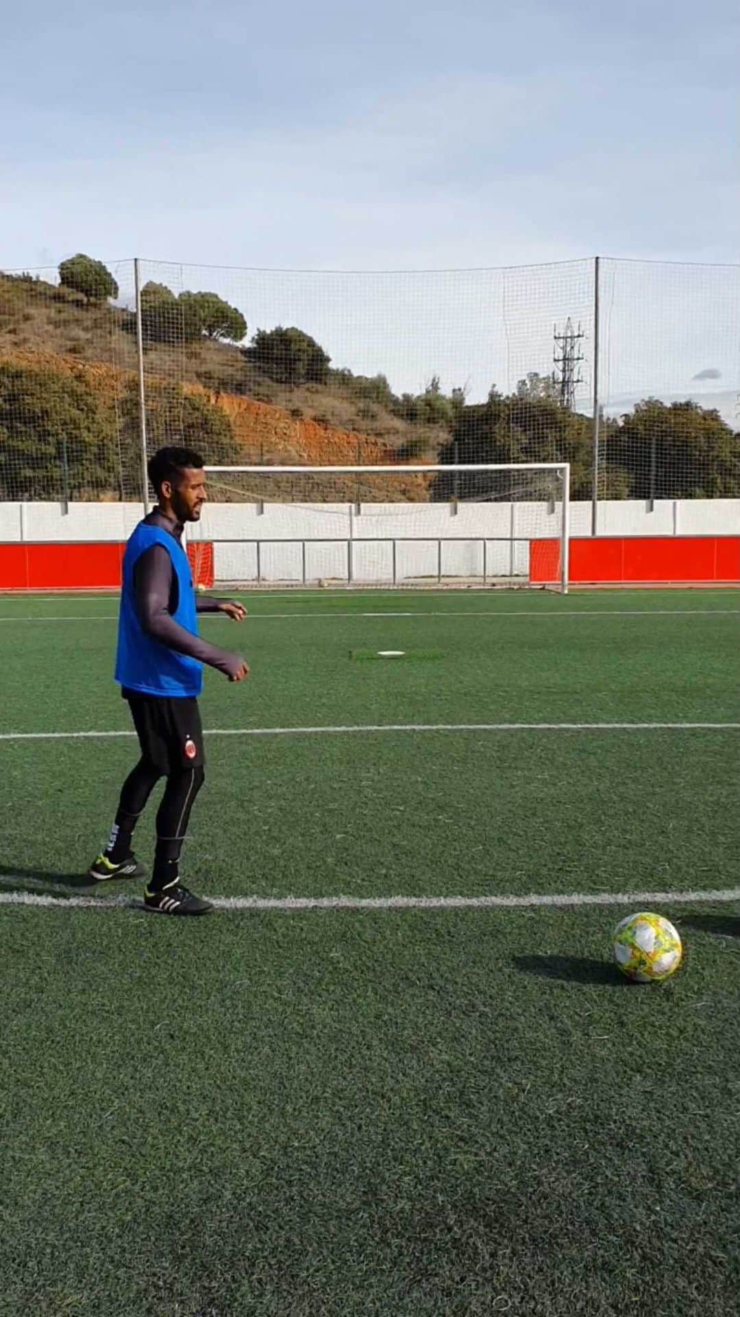 のインスタグラム：「Sesión de tiros con @victorlopezmedel ⚽️⚽️」