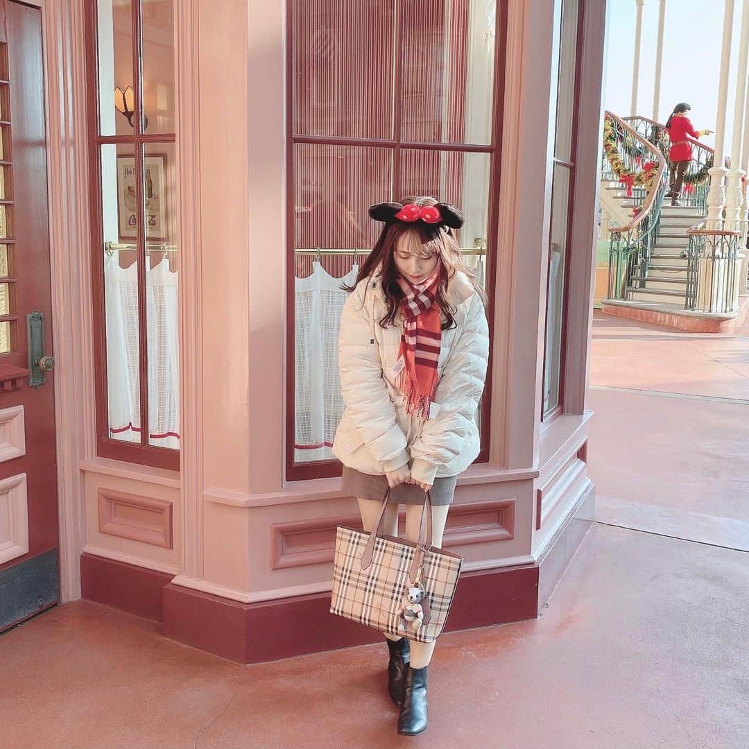 のインスタグラム：「. . 今回も美女と野獣とベイマックス抽選当たって乗れました🥀 ほんとに楽しいからすぐまた行きたくなる！  . この写真後ろにガストンがいるんだよ〜💪🏻✨ . . #av女優 #セクシー女優 #私服 #celford #tdl #tokyodisneyland  #disneyland #東京ディズニーランド #ディズニーランド #ディズニークリスマス」