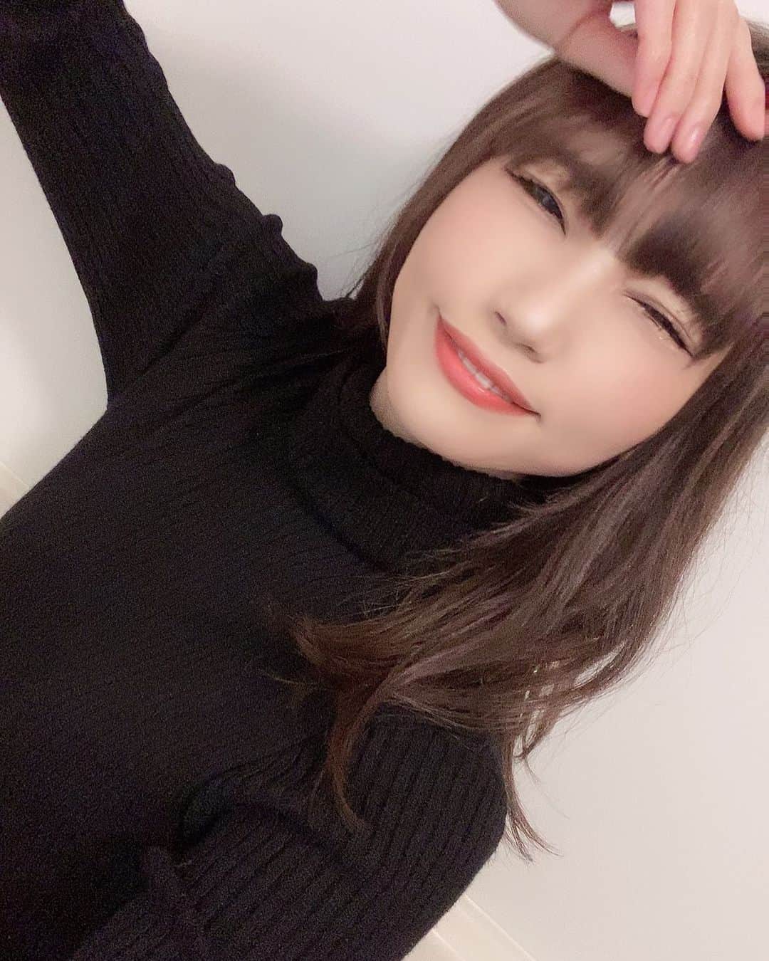 石原美沙紀のインスタグラム：「#ニット　#黒ニット　#GRL #ファッション　#アイドル　#女優　#撮影モデル　#followme #likeforlikes #写真好きと繋がりたい  黒のニットはおとなのおねぇさん感が出て好きです💓素敵な写真撮りたいなあ。映えスポットで誰か撮ってくれないかな。」