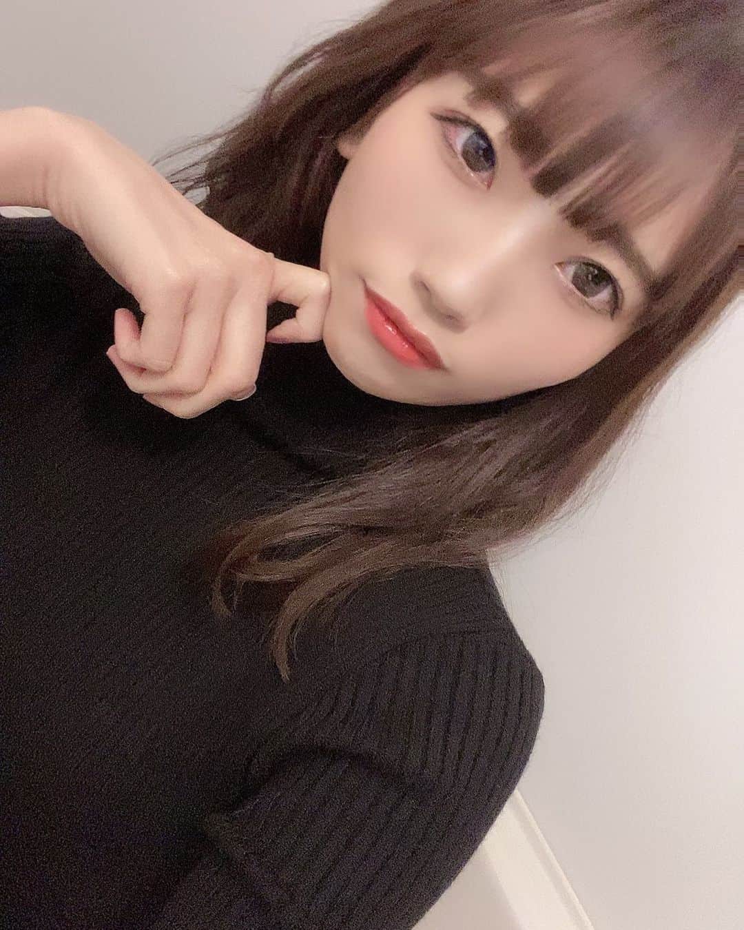 石原美沙紀のインスタグラム：「#ニット　#黒ニット　#GRL #ファッション　#アイドル　#女優　#撮影モデル　#followme #likeforlikes #写真好きと繋がりたい  黒のニットはおとなのおねぇさん感が出て好きです💓素敵な写真撮りたいなあ。映えスポットで誰か撮ってくれないかな。」