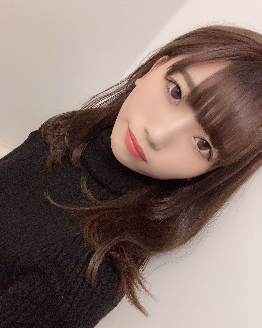 石原美沙紀のインスタグラム：「#ニット　#黒ニット　#GRL #ファッション　#アイドル　#女優　#撮影モデル　#followme #likeforlikes #写真好きと繋がりたい  黒のニットはおとなのおねぇさん感が出て好きです💓素敵な写真撮りたいなあ。映えスポットで誰か撮ってくれないかな。」