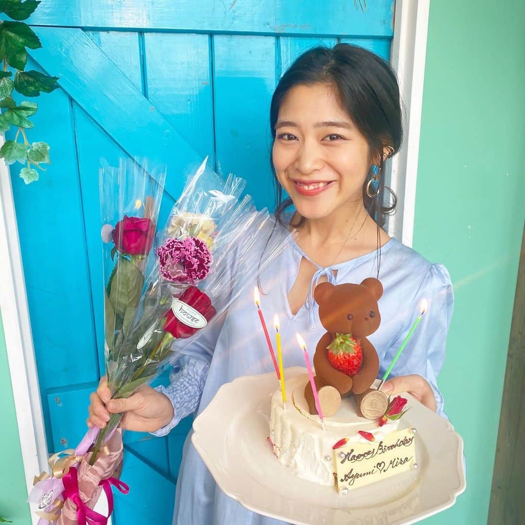 ayumiのインスタグラム：「今年のケーキも @louange_tokyo さん🧸❤ カフェのみんなにもお祝いして 頂き幸せお誕生日でした🥳💓」