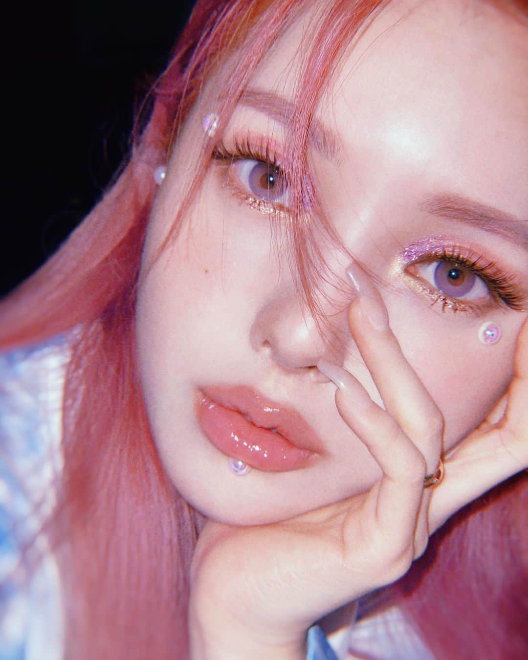 ポニーのインスタグラム：「유튜브에 사진 필터 보정법 올라갔어요!🦦🎀 My photo filter tricks are posted on my youtube channel!」