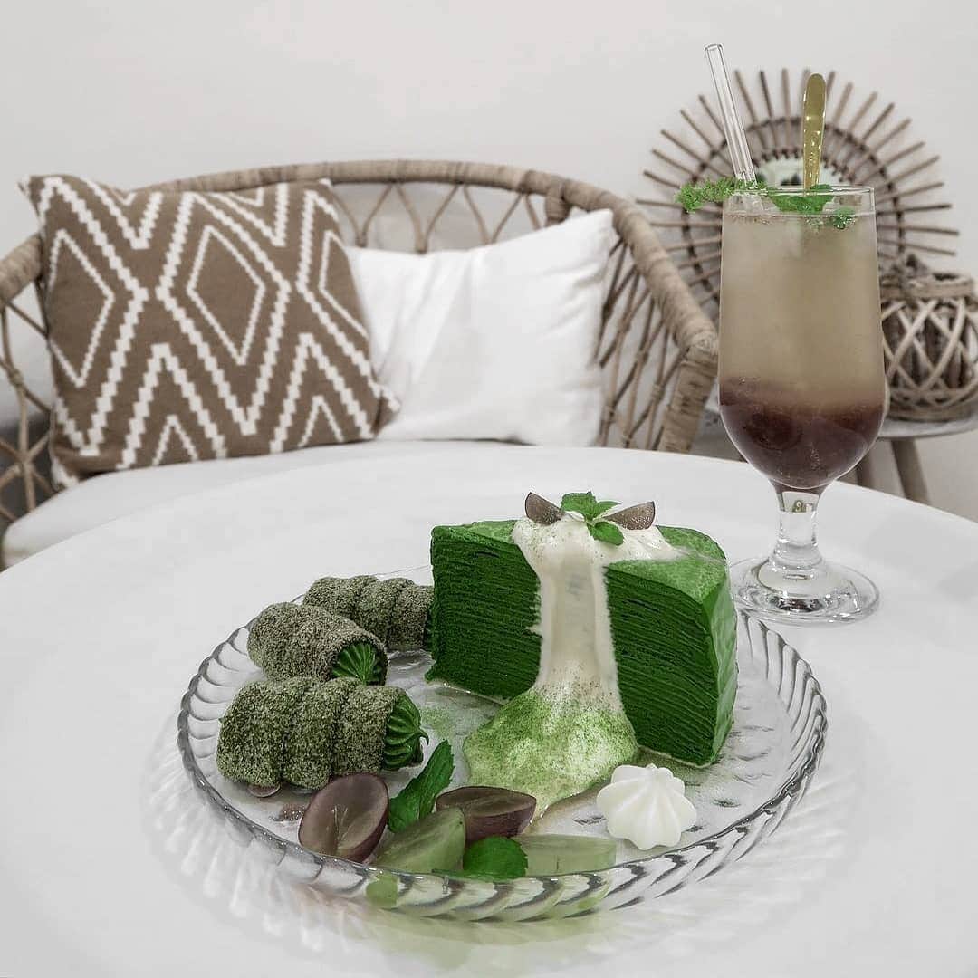 Matchæologist®さんのインスタグラム写真 - (Matchæologist®Instagram)「✨ Lift your spirits this season with this delectable #Matcha #MilleCrepe!! 🍰 Raise your hand if you’d like to grab a spoon and dive into this 😱 mouth-watering #MatchaCreation! (📷: @han_matcha) . Try our Midori™ Matcha — a perfect matcha grade for use in any matcha dessert recipes that require a beautiful green colour and the flavour intensity needed to shine through other ingredients. 👌 . Discover the most premium artisanal matcha with us 🍵 at Matchæologist (link in bio). . Matchæologist® #Matchaeologist Matchaeologist.com」12月12日 23時12分 - matchaeologist