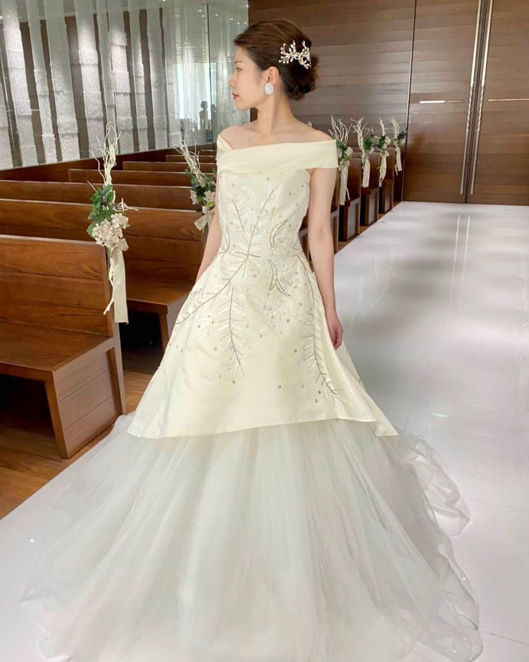 のインスタグラム：「Wedding Dress   JUNO × リストランテKubotsu 　　　　　　 　壁面に埋め込まれたクリスタルのオブジェが 　眩い輝きを放つ荘厳なチャペルに合わせて 　　 　@kenneth_pool のウェディングドレスがおすすめ 　 　上品な艶をもつファイユの生地で 　フロントもバックも 　高い位置まで肌を覆うネックラインは 　近年トレンドとなりつつあるモダンなデザインです  　Dress No. 03-20407 　　　　　　　　 #junowedding  #junodress #kennethpool  #wedding #weddingdress #ウェディング #ウェディングドレス #ケネスプール #ドレス試着 #結婚式 #2020冬婚 #2021春婚 #2021夏婚 #2021秋婚 #プレ花嫁 #九州プレ花嫁 #福岡プレ花嫁 #少人数ウェディング #家族婚 #リストランテKubotsu #ひらまつウェディング」