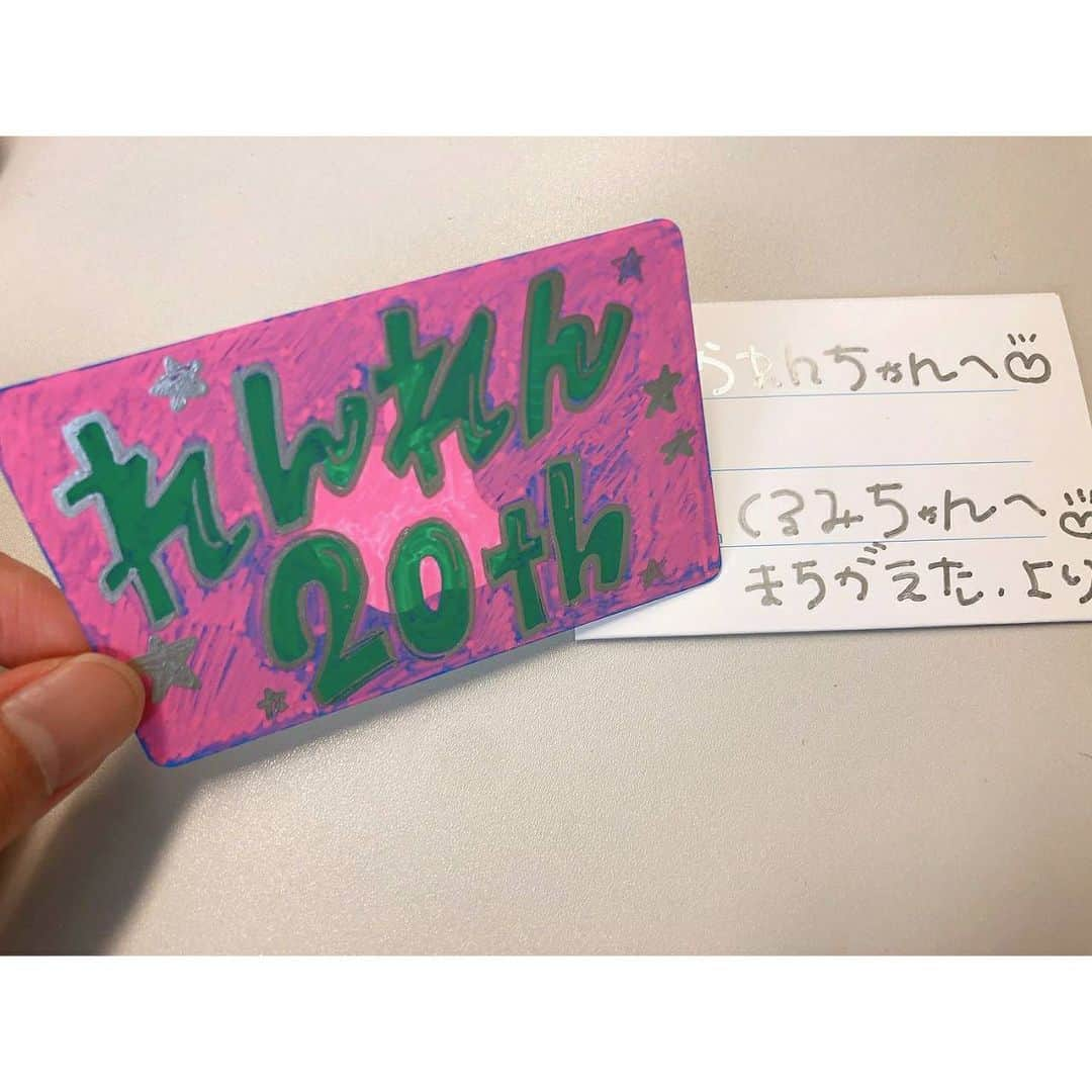 根岸可蓮さんのインスタグラム写真 - (根岸可蓮Instagram)「🎁 先月誕生日でメンバーからのプレゼント😭 💗さくちゃん シュウウエムラ×ONEPIECEのアイシャドウパレット👁 めっちゃ可愛い🥰 最近目がキラキラなんです😍 ディズニーのメイクブラシも💞 ※ 💙まい スターバックス引き換えドリンク☕ まいと一緒にスタバ行って、さっそく使ってしまった…☺️✨ 美味しかった🤤 ※ 💜くーちゃん iTunesカード…！！✨ 今プリコネか原神、どっちで使うか悩み中🤔 課金は止まらなくなるから気をつけないと😂 一応無(理のない)課金です😏 ※ 💛さき アロマ🥺 柑橘系の香りでオレンジ🍊 めっちゃ好きな香り😊 香りだけで大人になった気分になるよ〜😁 枕につけると最高😴✨ ※ 本当にありがとう😭 めちゃくちゃ嬉しい！ かれんは幸せだ🥰 ※ ※ ※ #たこやきレインボー #たこ虹 #tacoyakirainbow #taconiji #根岸可蓮 #れんれん #Renstagram #アニメ好き #メンバーからのプレゼント #みんなありがとう #followme #instagood #れんれんドキドキでーす」12月12日 23時13分 - negishikaren_official