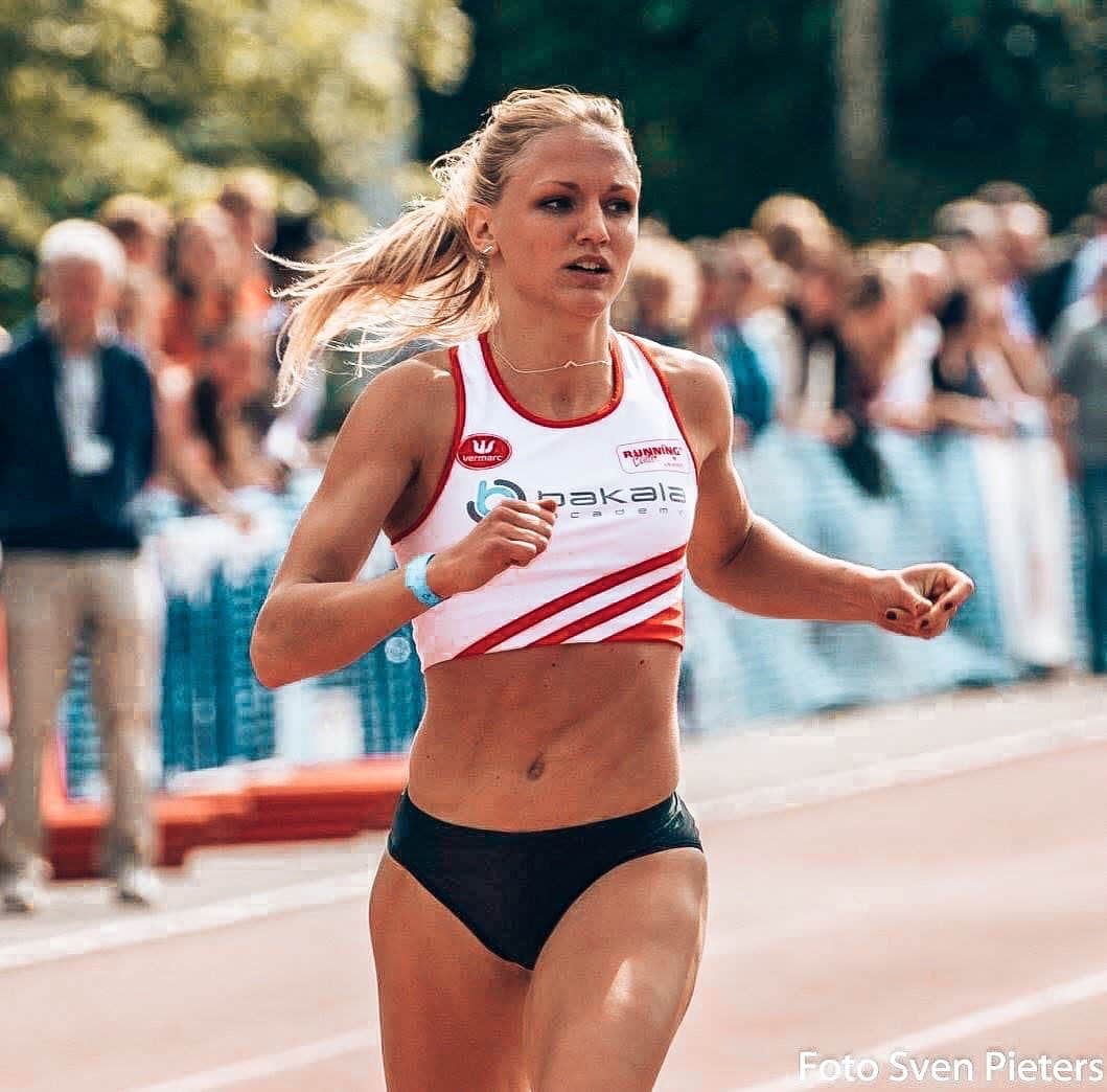 ハンネ・クレスのインスタグラム：「Back to my roots 🤍❤️ I have moved to Leuven recently because of private reasons and I’m grateful that @atletiek.be & @sportvlaanderen will support me on my journey towards my dreams and goals. 💫  Glad I can do the transition together with my teammates and coach. 💪🏼  Happy to go back to my hometown @leuven and the club where it all began @dcla_leuven ❤️  Thankful for my previous club RESC for the support they have given me the last 4 years (even when everyone else stopped believing in me). 💙 Also thanks ADEPS & Fédération Wallonie-Bruxelles for your support the last two years.   Excited for the future! 🙌🏼  📸 Sven Pieters   #sportvlaanderen #vlaamseatletiekliga #dcla #stadleuven #roadtotokyo #teamJB」