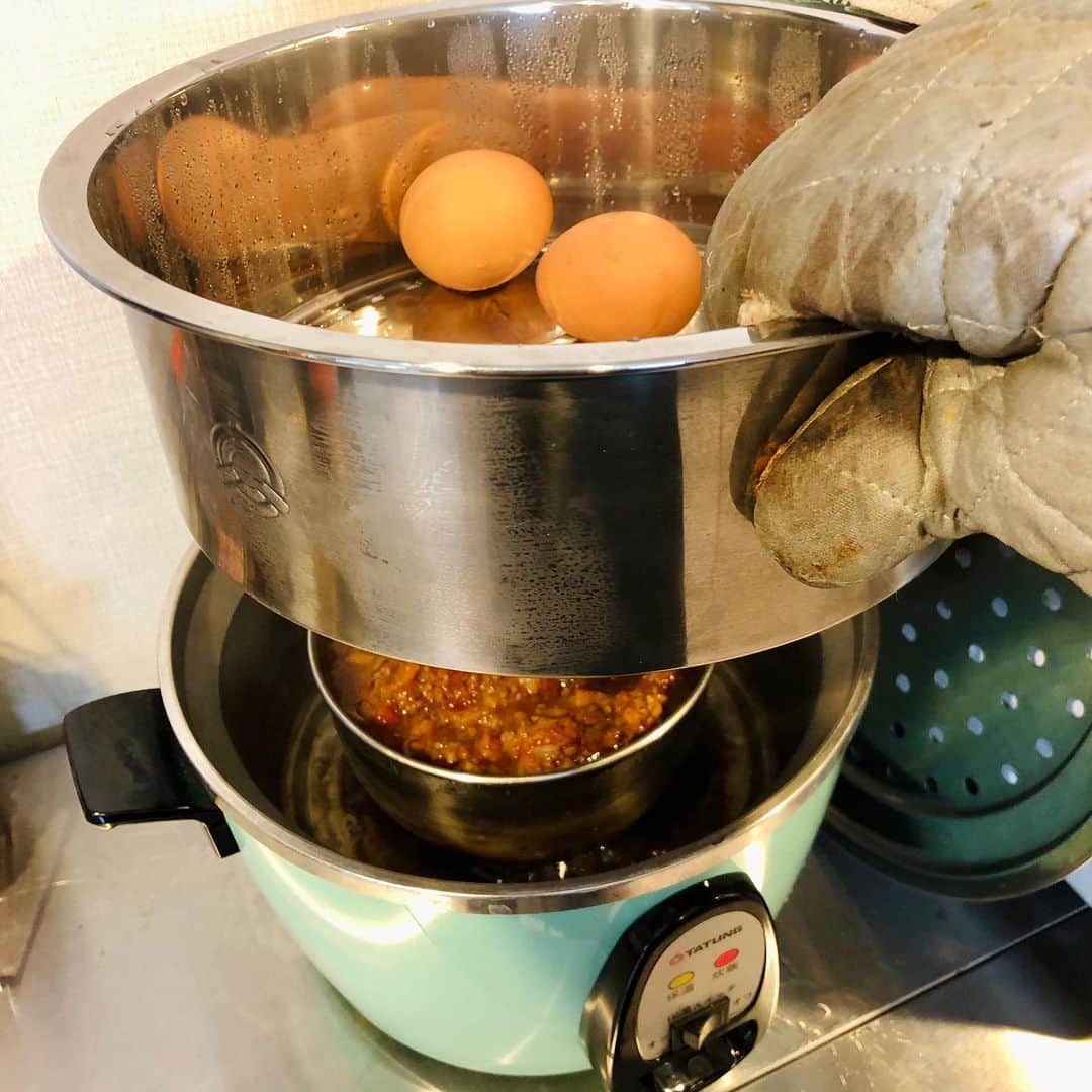 池田有希子さんのインスタグラム写真 - (池田有希子Instagram)「電鍋で常備ミートソースを温めて、その上で卵と水に漬けたラザニアパスタを蒸して、それらをモツァレラ、ホワイトソースと共に段々に重ねていって魚焼きグリルで焼いたラザニアです。オーブン料理が大好きだけどオーブンを持っていないのです。でも何とかなってるYO😊 #大同電鍋　#電鍋料理 #lasagna」12月12日 23時23分 - yukikoikeda