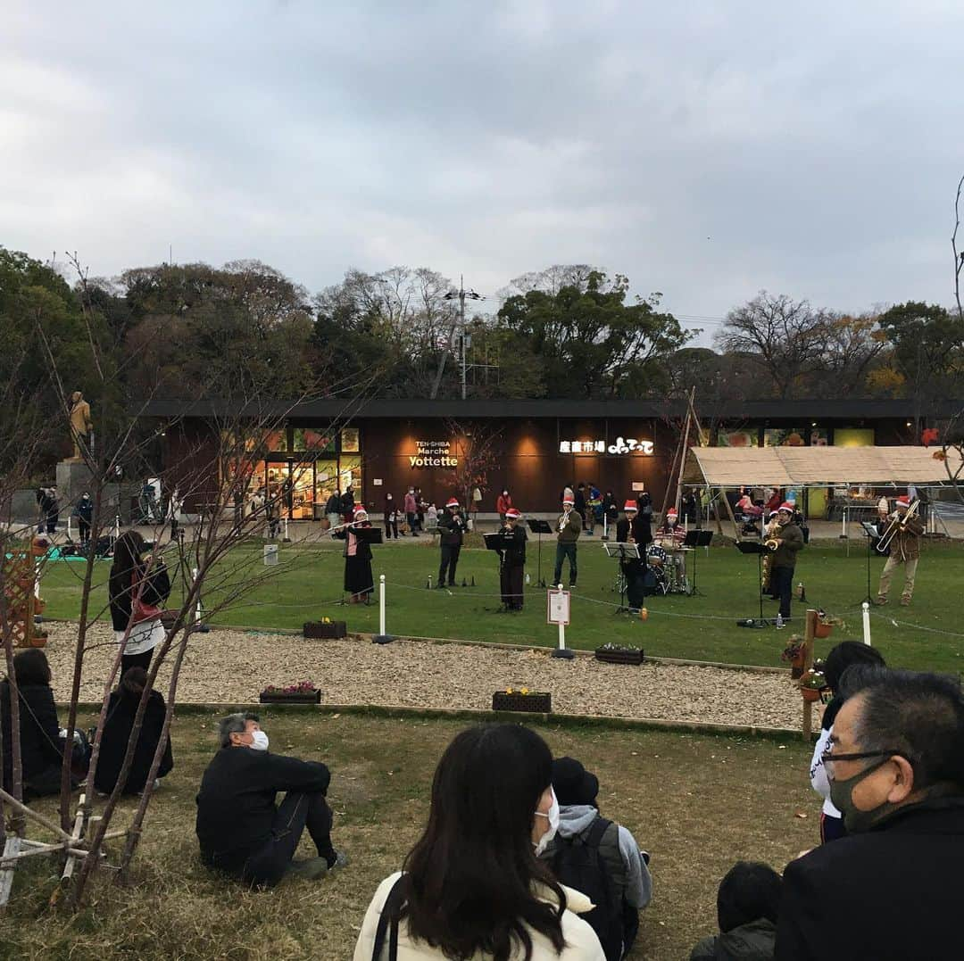 ハルカス大学のインスタグラム：「ハルカス大学祭2020 無事に初日を迎えることができました！  明日(12/13)も16時からスタート！  #オープニング  #吹奏楽 #演奏会　#てんしば　#プロジェクションマッピング #てんしばイーナ #学祭 #大学祭 #分散開催 #屋外 #芝生の上で #三密対策 #大学生 #天王寺公園  #阪南大学 #明日も開催  #ハルカス #あべのハルカス #ハルカス大学 #ハルカス大学祭」