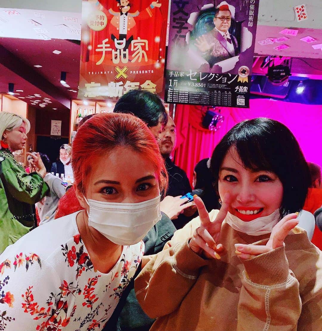 AD久保田（久保田樹里）のインスタグラム：「今日は仕事、staffでゆたぼん君の  バースデーパーティーに🎉  コロナ対策万全。  @misono_koda_official  サマと仲良しで  @izumi.kotarou  サマのインスタでもお見かけしていた  赤髪社長さんと会えました。  一つ言っていいですか？  まぢで優しい人なんですけど！！  どなたに対しても変わらない対応。  んでもってかわいい❤️  素敵な人の周りには素敵な人が居る。  そう改めて感じました。  staffしてて出会いは嬉しい一つ。  この時ばかりは裏方なのに、 自分が写真を撮って頂きました😅笑  ありがとうございました😊  #赤髪社長　さん #神対応　 #素敵　な人の友達は素敵な人」