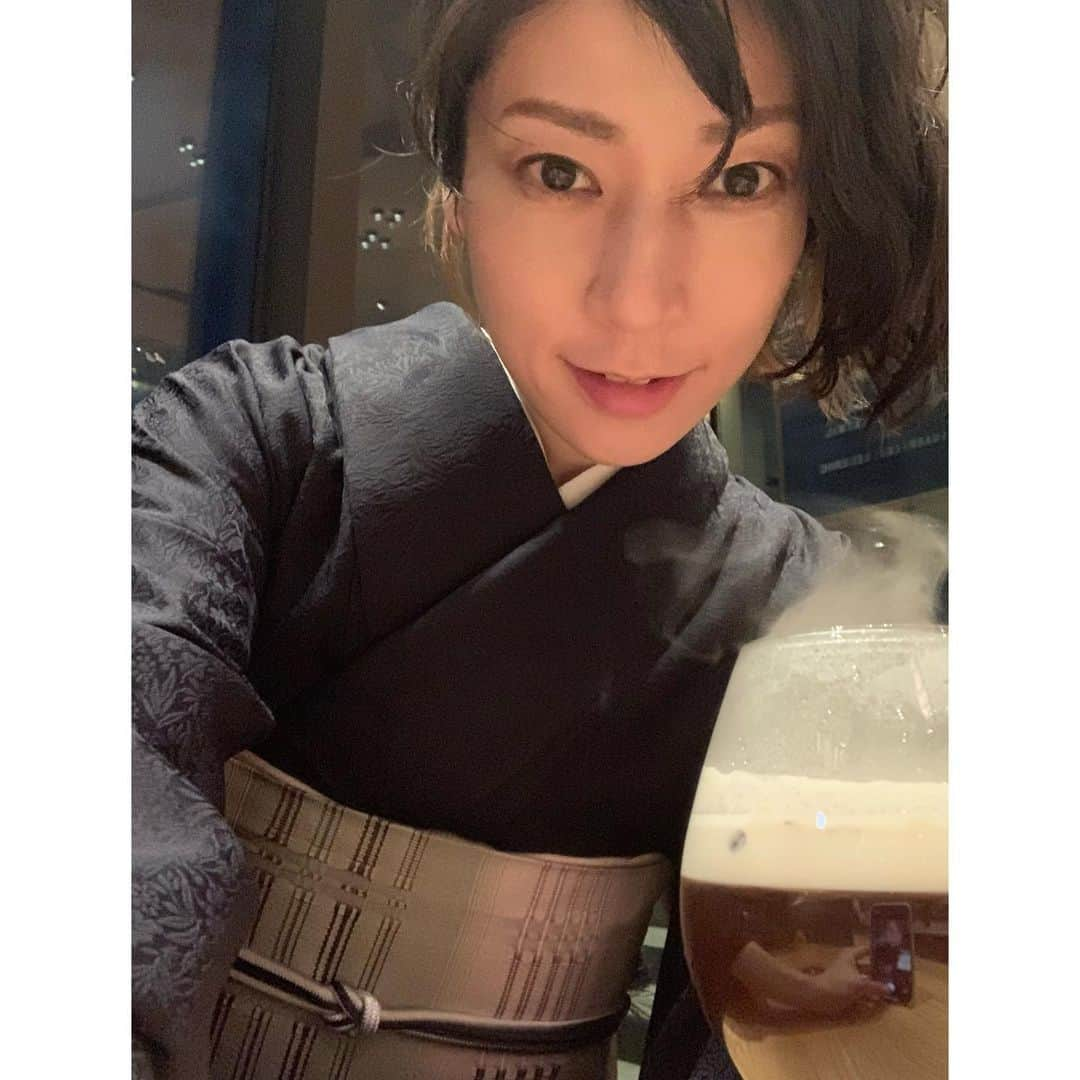 月船さららさんのインスタグラム写真 - (月船さららInstagram)「本日の舞台挨拶も着物👘✨ もうねぇ、着物着てると、気が引き締まってたまらないのです。  で、そのまま早めのご飯を食べにいき、中目黒のスタバのバーエリアで、コーヒーのお酒呑んで、今日というめでたい日に乾杯致しました🥂✨」12月12日 23時18分 - sarara_tsukifune