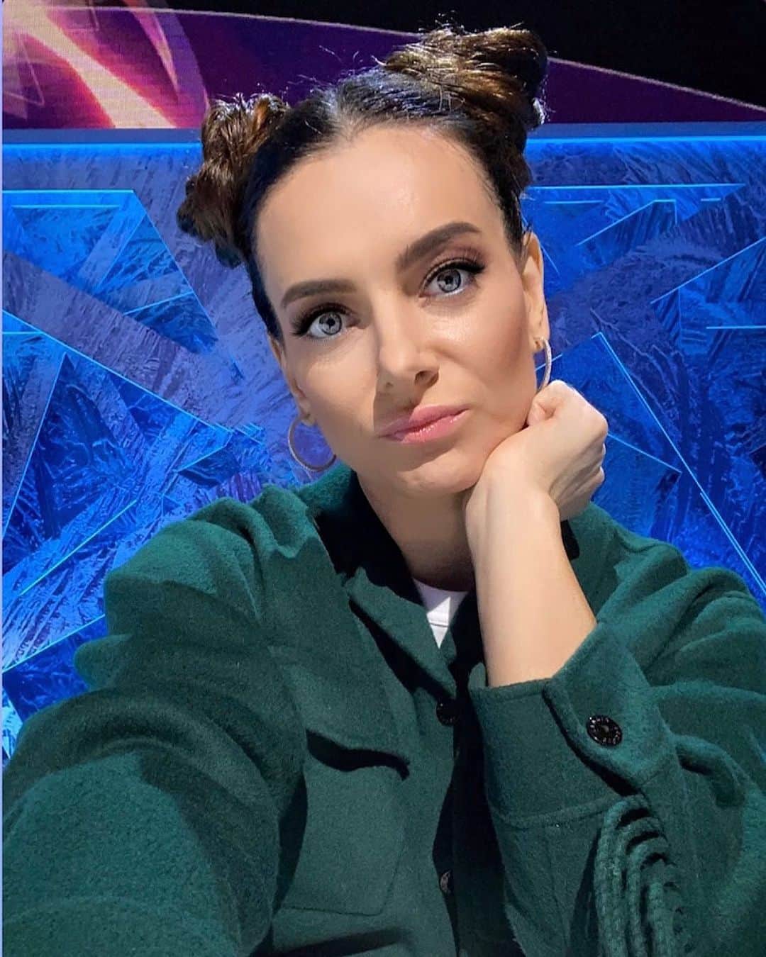 エレーナ・イシンバエワのインスタグラム：「Ну и эфирчик @ice_1tv вас ждёт сегодня. 🤔 Даже я, моментами удивлялась происходящему.  Конечно, участники стараются на максимум, дело близится к финалу. Победит одна пара, так что ставки растут...  Готова к вашей конструктивной критике или похвале.  Ну или может быть, вы просто наслаждаетесь выступлениями участников.  Вообщем, жду вас в комментариях☝🏻  #исинбаева#isinbaeva#ледниковыйпериод#шоу#соревнования#судьяшоу#честность」