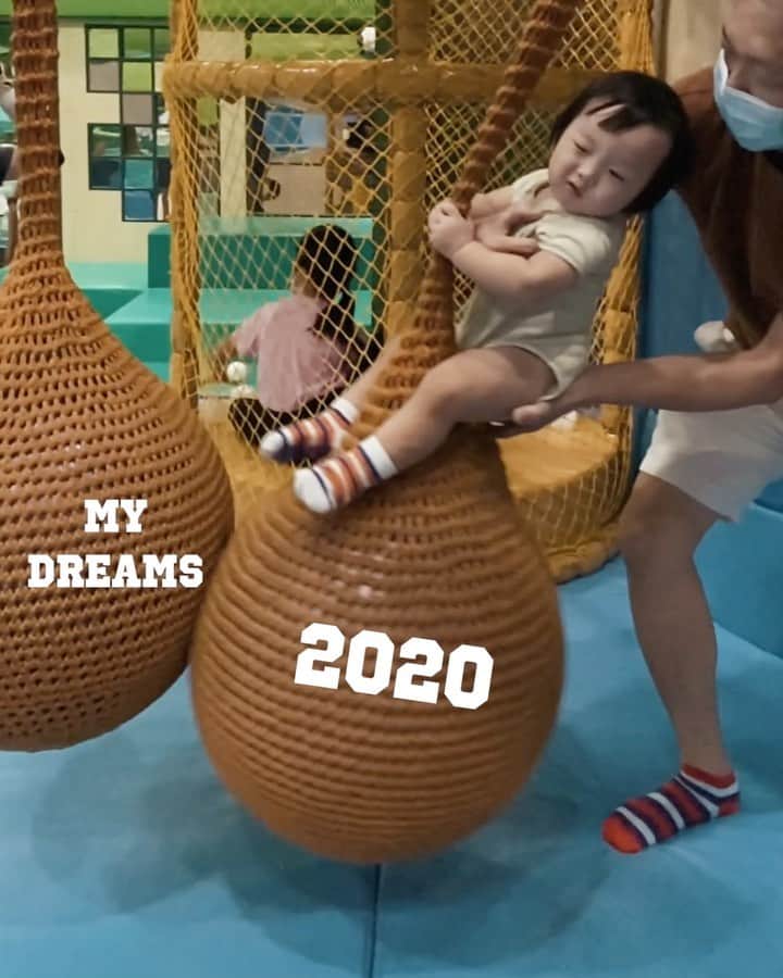 MOMOツインズのインスタグラム：「We had so much planned for Luke this year. But 2020 came in like a wrecking ball 🙈」