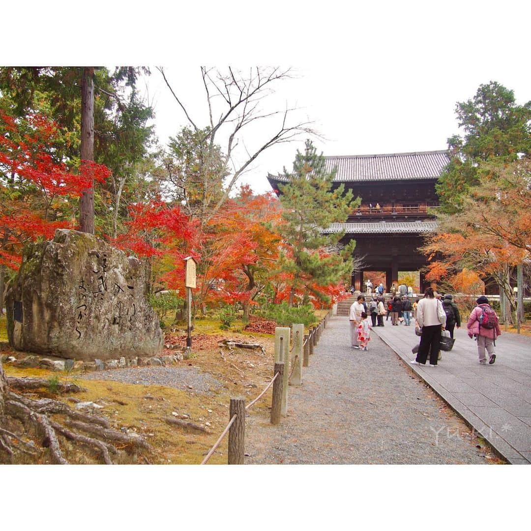 二見夕貴さんのインスタグラム写真 - (二見夕貴Instagram)「. 秋のひとり旅 2020 Kyoto🍁Day 2 . △△ 南禅寺 . . はじめて "水路閣" を観て感激した🥺✨ めっちゃ素敵だった〜〜〜！♡♡ 明治時代っぽいのタイプなの🥺💓 ( 実際明治時代っぽいのかは謎なわたしの表現w ) ヨーロッパの建築が大好きなんだけど 和洋折衷なのもお洒落で昔からすき☺️ . "三門" もとても立派で、 三門を通して見える紅葉が 立派な額縁に入った絵画を見てるようで とっても素敵だった〜〜〜🥺✨ 次来れたら、早朝狙って人が入らない写真を撮りたい☺️ . . . . 💭どちらも映えスポットとして人気なのかな？ 三門の敷居に座って写真撮る人とか ベンチのように座り続ける人が何人もいたのが 物凄く気になってしまった…💔 海外の方なのかな。 座って撮られたい気持ちもわかるけども😣 誰も教えてあげてなかったから 教えてあげるべきなのか少し悩んだ。笑 . #redleaves #japanautumn #kyototrip #travelinjapan #cameragirl #tripgirl #nanzenji #waterway #gate #olympuspen #iPhoneSE #紅葉狩り #秋旅 #カメラ女子 #京都旅 #ひとり旅女子 #南禅寺 #水路閣 #三門 #ファインダー越しの私の世界 #写真好きな人と繋がりたい」12月12日 23時24分 - yyyuki___