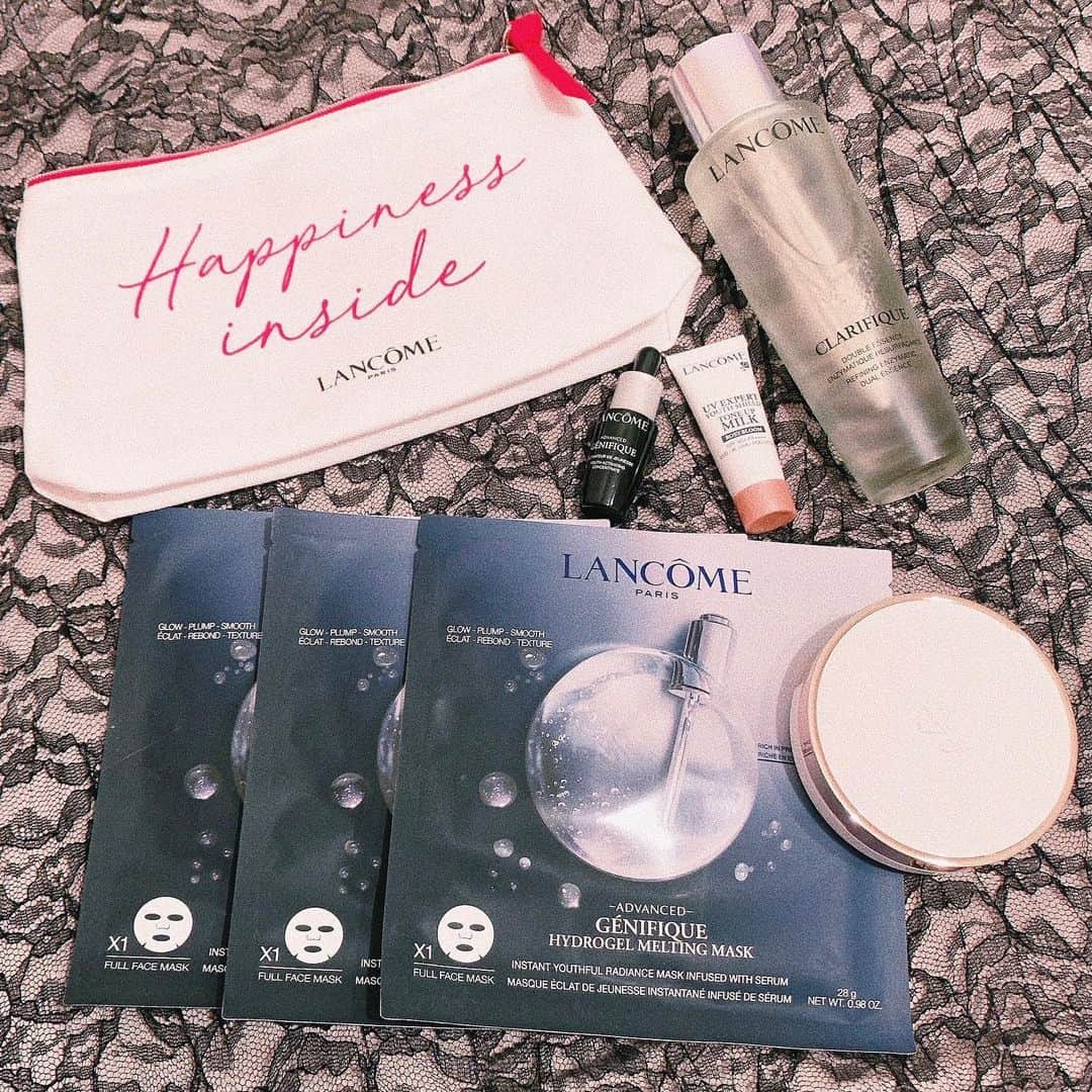 長澤佑香のインスタグラム：「﻿ @lancomeofficial のWEB限定商品🎁﻿ *.❤︎クラリフィックハピネスキット❤︎.*﻿ ベストコスメアワード2020総合大賞の﻿ 化粧水とクッションファンデとジェネ﻿ フィックのサンプルやフェイスマスク﻿ にポーチ！豪華ぁ🥰使い切る頃にどん﻿ な肌になるかなぁ💭﻿ ﻿ #LANCOME #ジェネフィックアドバンスト﻿ #クラリフィックデュアルエッセンスローション﻿ #birthdaypresent #美容 #スキンケア﻿ #ランコム #美肌 #ベストコスメアワード2020」