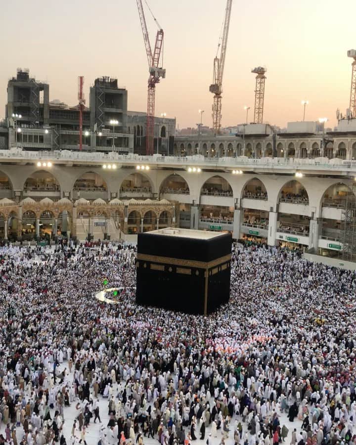 ラウディアシンシアベラのインスタグラム：「ماشآء الله تبارك الله . . . Semoga bagi kita semua yang rindu makkah, Segera Allah Subhaanahu Wa Ta'ala mudahkan untuk bisa ibadah disana yaaa 🥺 #makkah✨❤️」