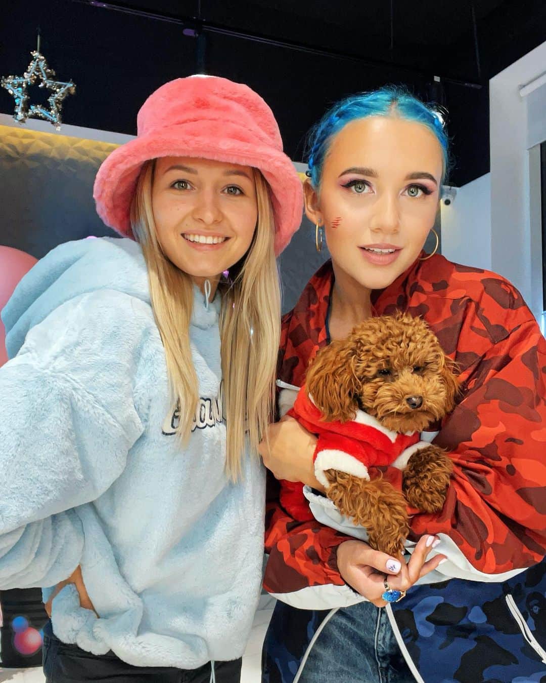 ダリア・スピリドーノワのインスタグラム：「@miaboyka 💙🐬  Какой трек Мии нравится больше?👇🥰」