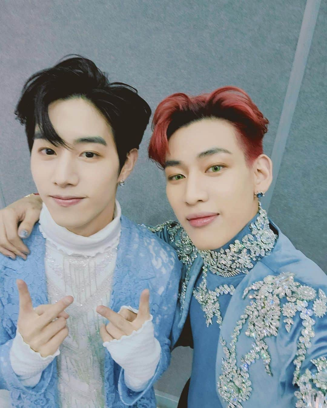 GOT7さんのインスタグラム写真 - (GOT7Instagram)「[ #Piece_Of_GOT7 #💚 ] Bling Bling Trophy in our arms✨ Thank you so much, I GOT7💕 'THE FACT' that I GOT7 is GOT7's LAST PIECE😘  🏆YEAR'S ARTIST PRIZE  #GOT7 #갓세븐 #IGOT7 #아가새 #GOT7_BreathofLove_LastPiece #GOT7_Breath #GOT7_LASTPIECE #더팩트뮤직어워즈 #TMA」12月12日 23時38分 - got7.with.igot7