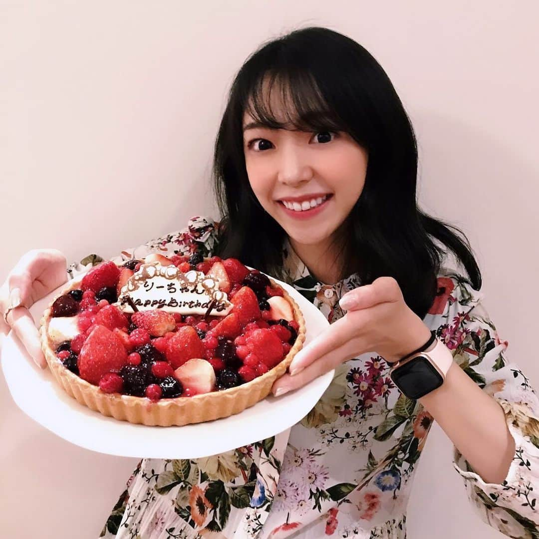 石原夕里朱さんのインスタグラム写真 - (石原夕里朱Instagram)「31st♡﻿ ﻿ 本日31歳になりました🎂❤️﻿ ﻿ 童顔でいつも子供に見られる私ですが、﻿ ﻿ あっという間に30年が経ちました😂﻿ ﻿ 31歳は、﻿ ﻿ 老化に負けず、笑﻿ ﻿ 内面外見ともに美を磨きながら、﻿ ﻿ 最高に輝かしい歳にしたいと思います✨✨﻿ ﻿ 31歳もどうぞ宜しくお願い致します🙇‍♀️💕﻿ ﻿ Thank you for all of you❤︎﻿ ﻿ #happybirthday #hbd #31st #birthday #1212 #quilfaitbon #cake #strawberry #yum #gourmetstagram #instagood #tokyosweets #photooftheday #instadiary #お誕生日 #31歳 #感謝 #キルフェボン #お誕生日ケーキ #ありがとう #🎂 #ビジョビジョ」12月12日 23時49分 - ri_hannari