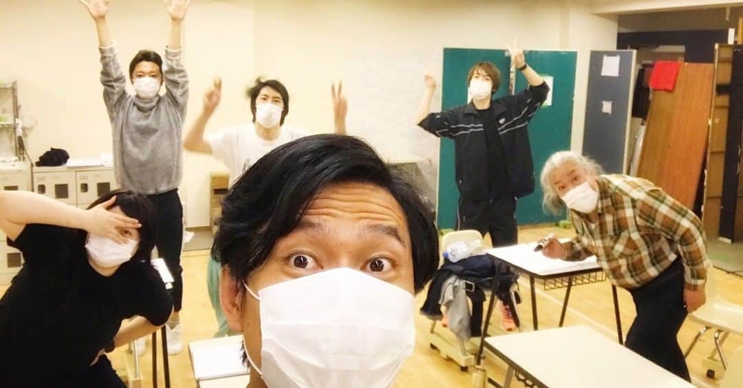 小柳心のインスタグラム：「そんなに広くない稽古場が、めちゃくちゃ広く感じるんです。それは信頼と、柔らかくて豊かな空間がそうさせてくれてるんですよね。 先輩たちに腹抱えて笑って、龍儀の芝居に涙して、PAT4と出会えたことに毎日感謝して。 もうとにかく観に来てほしいってことなの！ 本多劇場で待ってるよ！  ＊＊＊ . ／ ミュージカル『グッド・イブニング・スクール』 ＼ ◆劇場：本多劇場 ◆公演日程：2020年12月17日（木）～20日（日） . #グッドイブニングスクール #goodeveningschool #パトカン #横田龍儀 #中井智彦 #黒沢ともよ #谷口ゆうな #オレノグラフィティ #小柳心 #鯨井康介 #コング桑田」