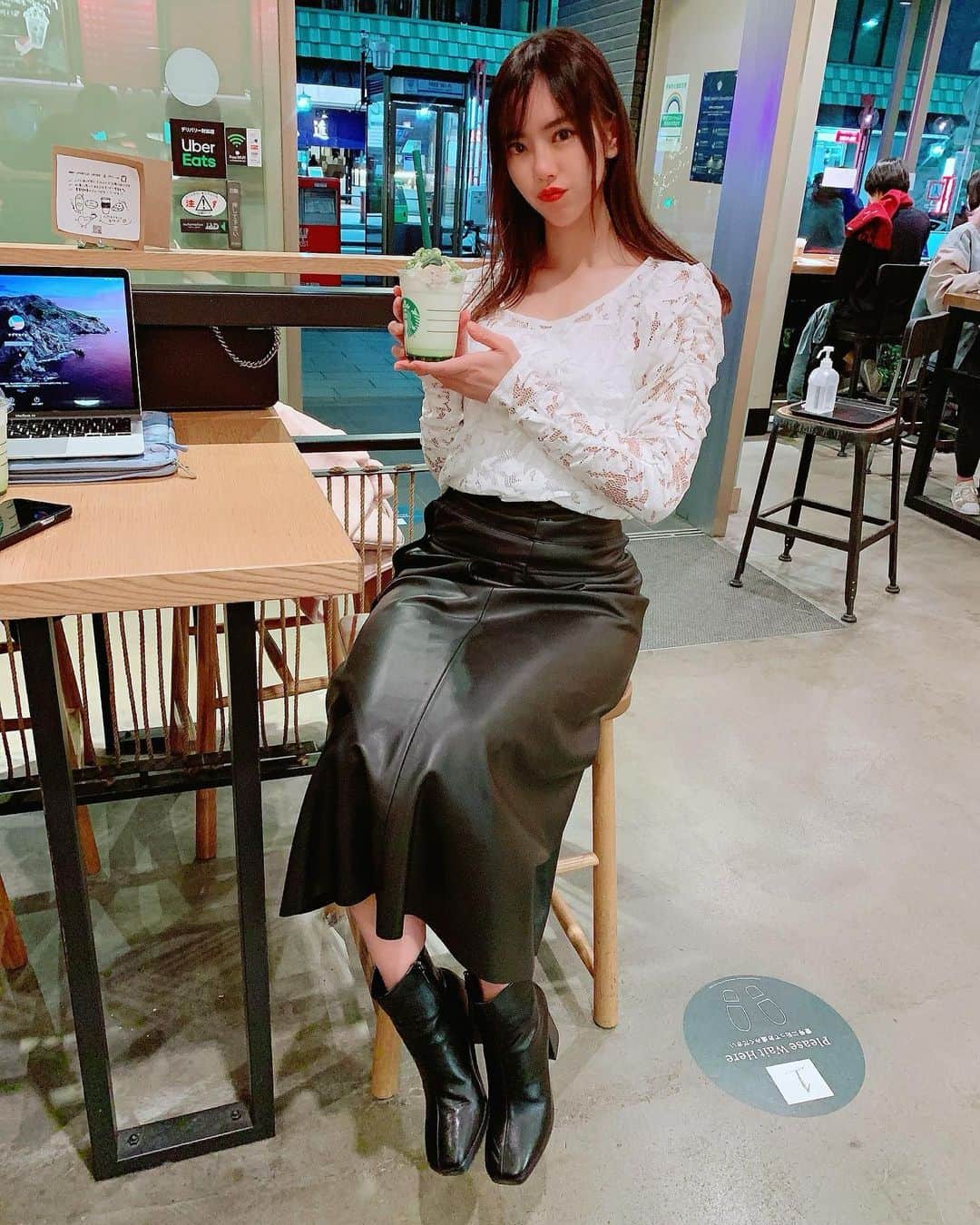 hina2221のインスタグラム：「スタバでミーティング📚✨　 今日も @vivian_collection_official  のブーツ👢💕 歩きやすいし使い勝手が本当よき💜  @vivian_collection_official  では今 ※ULTRA SALEMAX80%OFF こちらのブーツは2BUYでお得に買えちゃうULTRA SALE開催中★ ✔︎他にもトレンドかわいい靴が沢山あるのでぜひチェックしてみてくださいね🥰 . . .  #viviancollection #vivian公式アンバサダー#vivianコーデ #2020aw #zozotown #ゾゾタウン #冬ファッション #冬コーデ #冬靴 #プチプラコーデ #プチプラファッション #プチプラ高見えコーデ #プチプラママコーデ #今日の靴 #靴好きな人と繋がりたい #足元倶楽部 #ブーツ#ブーツ#ショートブーツ」