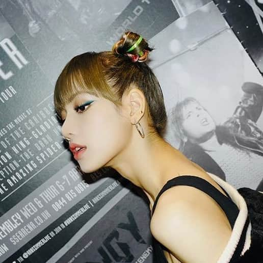 リサさんのインスタグラム写真 - (リサInstagram)「what a cutie with her little space bun 🛸👾 . . #BLACKPINK #리사 #LISA #LALISA #LALISAMANOBAN #LALISAMANOBAL #howyoulikethat #HOWYOULIKETHAT #thealbum #icecream #blackpinkicecream #selpink #thealbum #lovetohateme #lovesickgirls #prettysavage #betyouwanna #youneverknow #crazyoveryou #theshow #theinvitation #thealbum」12月12日 23時58分 - lisa.blackpink