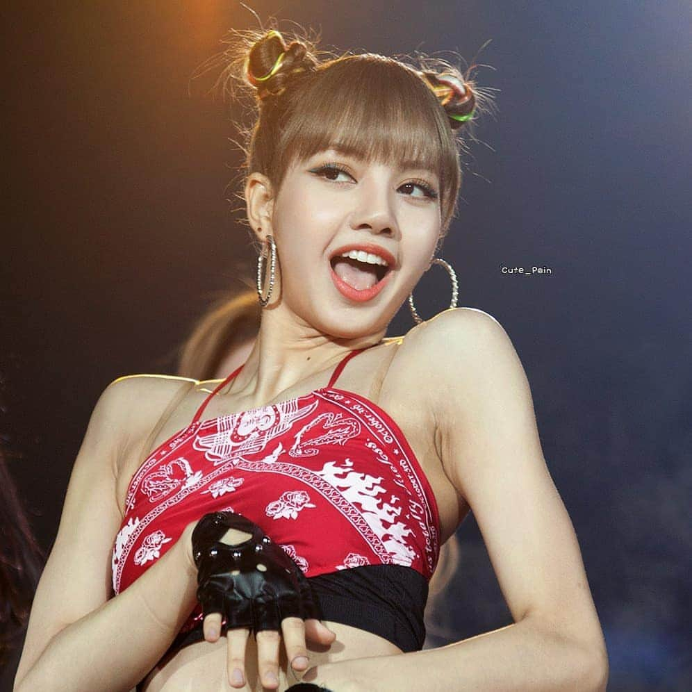 リサさんのインスタグラム写真 - (リサInstagram)「what a cutie with her little space bun 🛸👾 . . #BLACKPINK #리사 #LISA #LALISA #LALISAMANOBAN #LALISAMANOBAL #howyoulikethat #HOWYOULIKETHAT #thealbum #icecream #blackpinkicecream #selpink #thealbum #lovetohateme #lovesickgirls #prettysavage #betyouwanna #youneverknow #crazyoveryou #theshow #theinvitation #thealbum」12月12日 23時58分 - lisa.blackpink