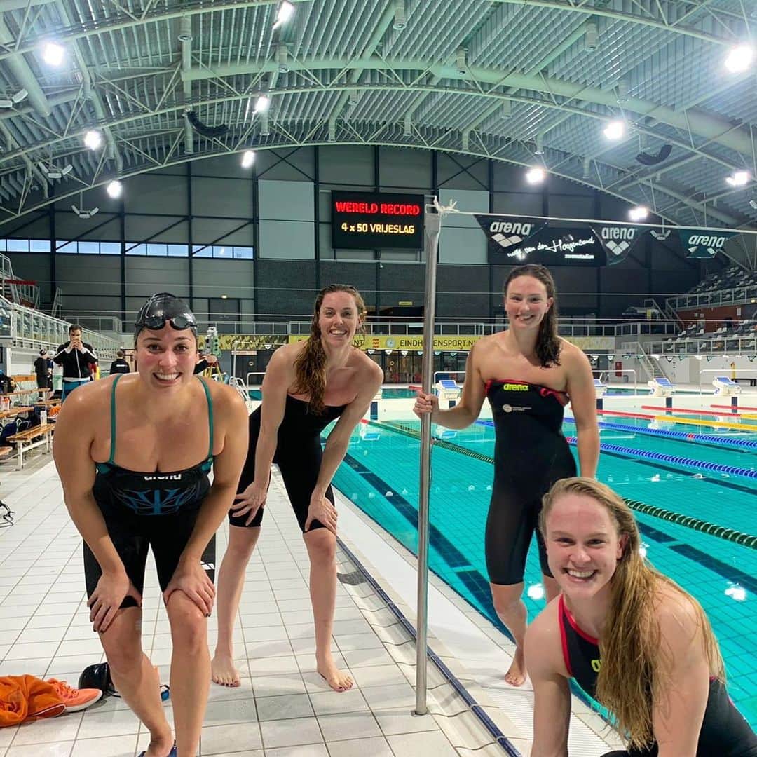 ラノミ・クロモウィジョジョのインスタグラム：「💥 WORLD RECORD 💥 whaaaatttt!! 1.32.50  in the 4x50 free relay 🦾🦾so proud of these Girls!! 🦾 Crazy lead-off 23.05!! Oh and 24.49 in the 50 fly 🦋🦾🔥🦋 #WoudaCup」