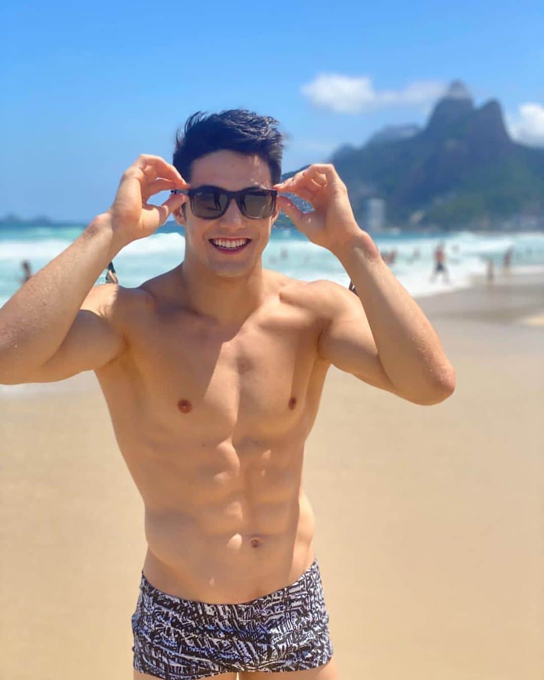 アルトゥール・オヤカワ・マリアノのインスタグラム：「O biscoito é pra chamar vocês para o #CanalDoNonô  😎☀️ 📸: @williammuinhos  • • • Link na Bio! #fotoantiga #tbt」