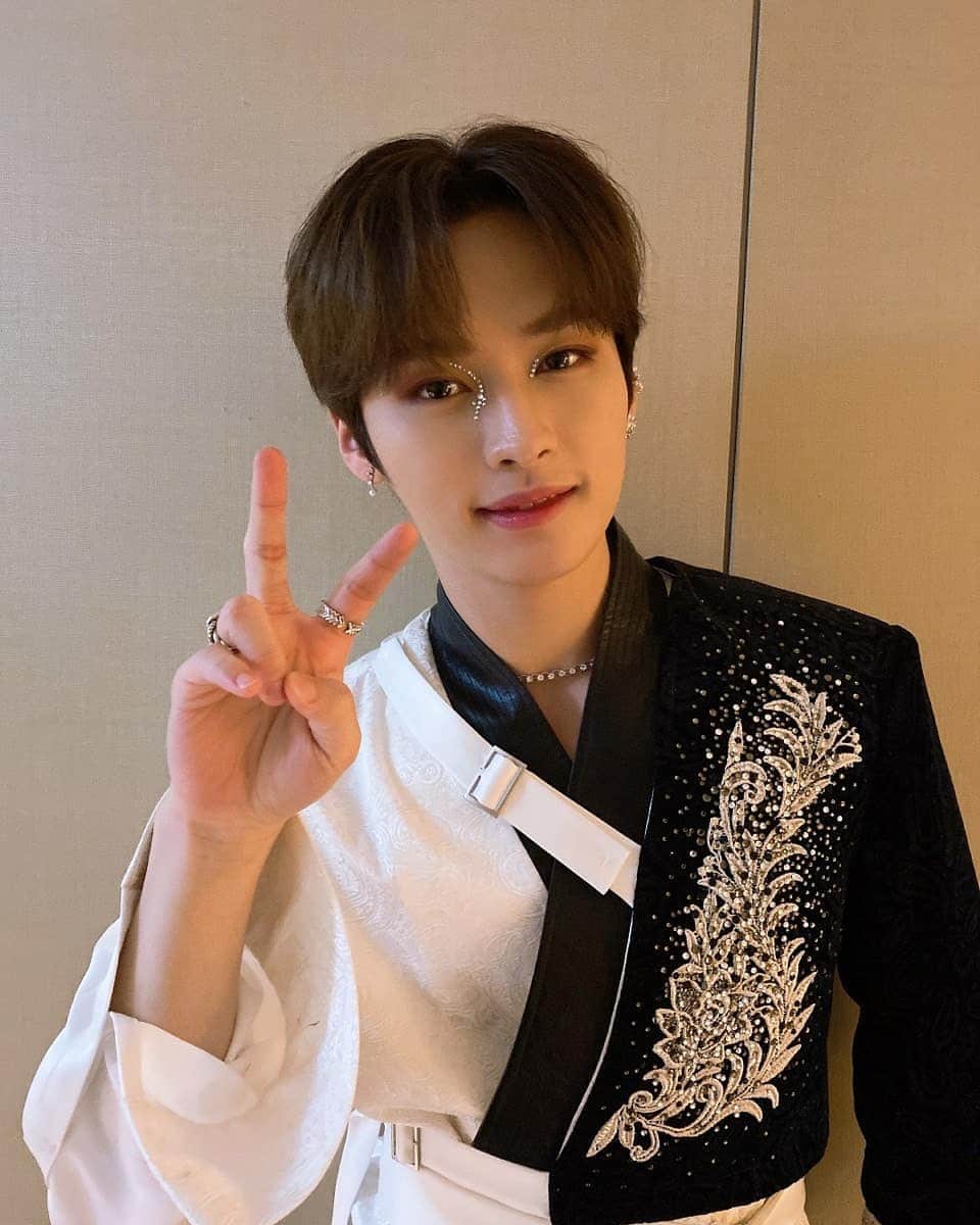 Stray Kidsさんのインスタグラム写真 - (Stray KidsInstagram)「우왕 스테이 상 감사해여~~~🤩 #더팩트어워즈 #우왕 #리노는기여어」12月12日 23時56分 - realstraykids