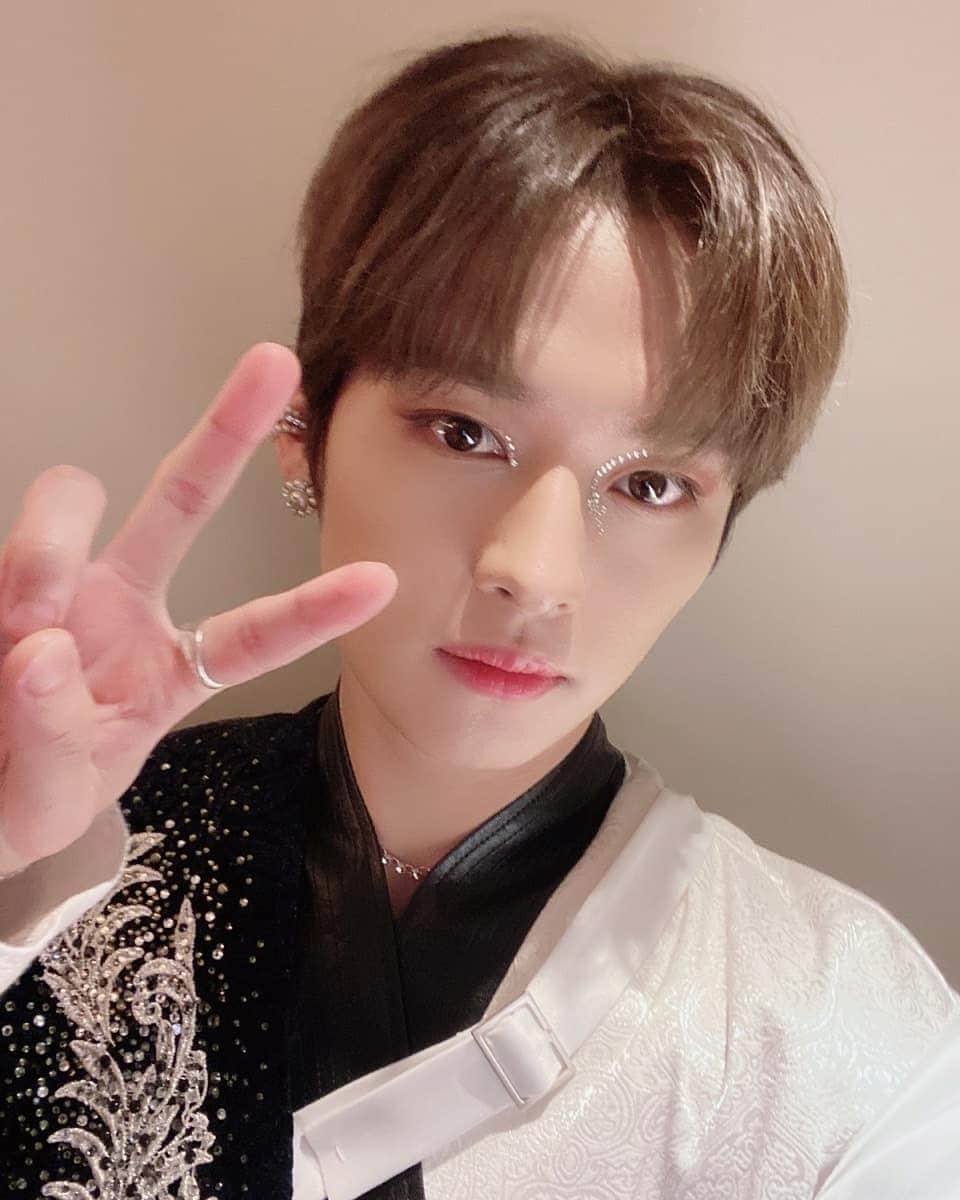 Stray Kidsさんのインスタグラム写真 - (Stray KidsInstagram)「우왕 스테이 상 감사해여~~~🤩 #더팩트어워즈 #우왕 #리노는기여어」12月12日 23時56分 - realstraykids