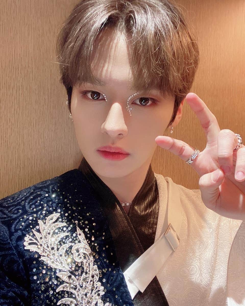 Stray Kidsさんのインスタグラム写真 - (Stray KidsInstagram)「우왕 스테이 상 감사해여~~~🤩 #더팩트어워즈 #우왕 #리노는기여어」12月12日 23時56分 - realstraykids