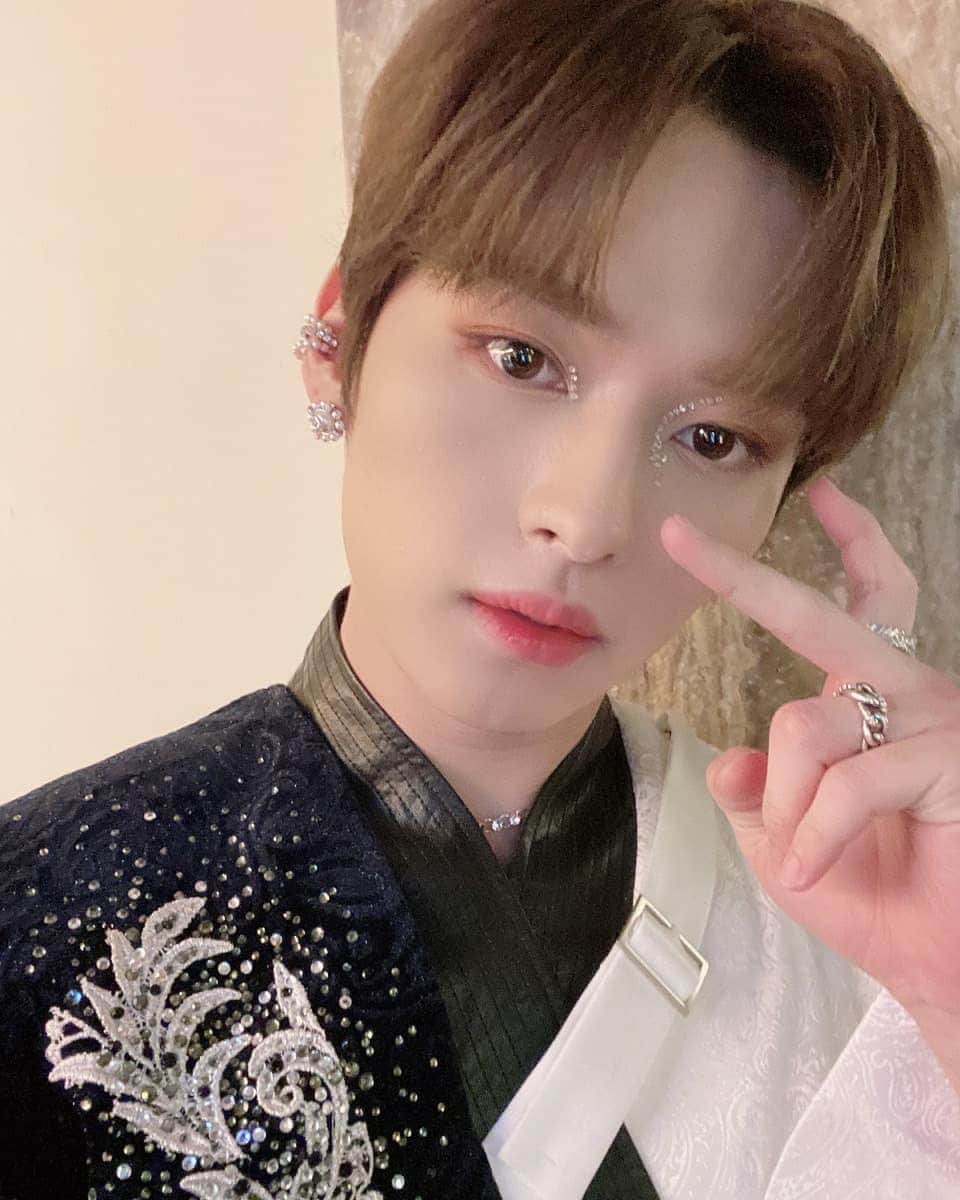 Stray Kidsさんのインスタグラム写真 - (Stray KidsInstagram)「우왕 스테이 상 감사해여~~~🤩 #더팩트어워즈 #우왕 #리노는기여어」12月12日 23時56分 - realstraykids