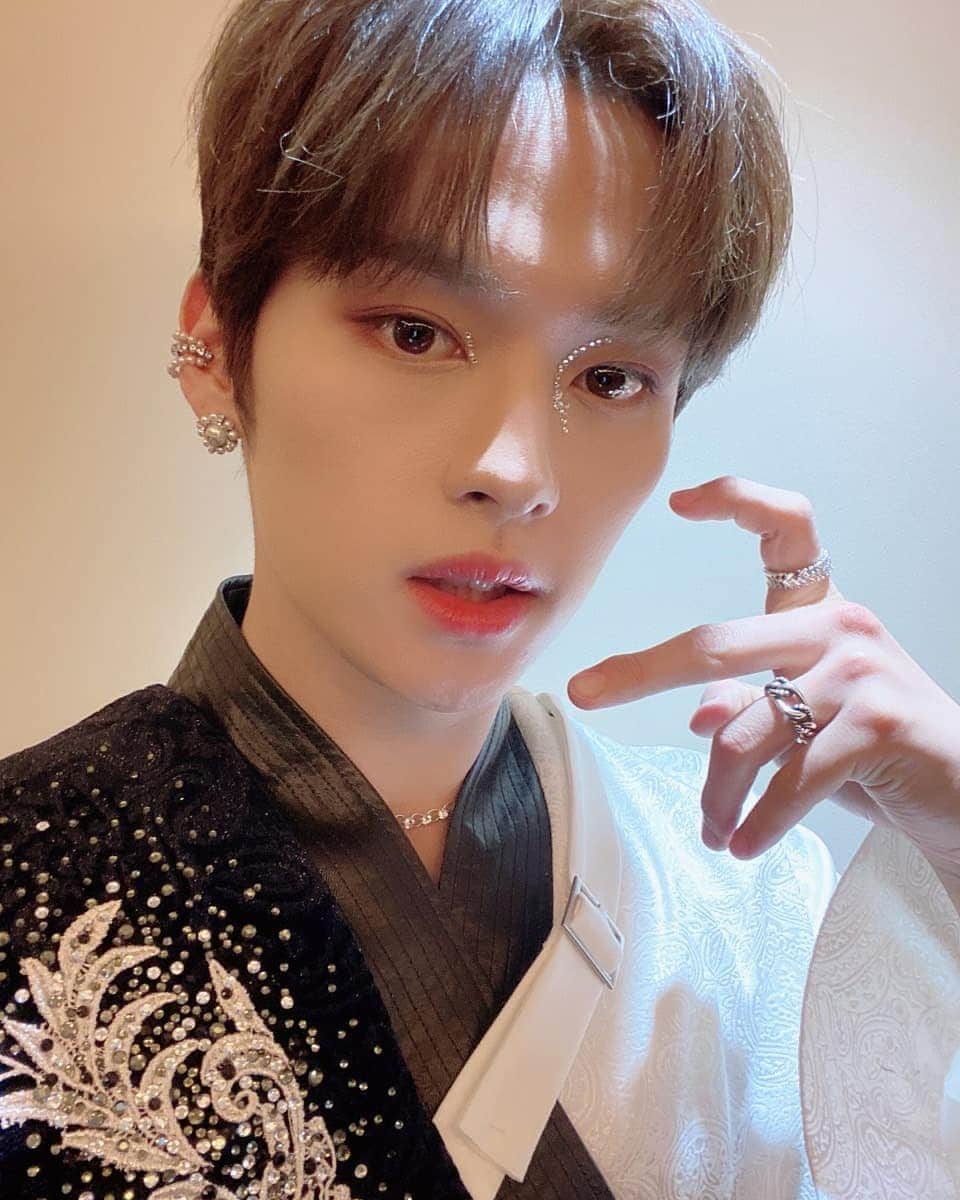 Stray Kidsさんのインスタグラム写真 - (Stray KidsInstagram)「우왕 스테이 상 감사해여~~~🤩 #더팩트어워즈 #우왕 #리노는기여어」12月12日 23時56分 - realstraykids