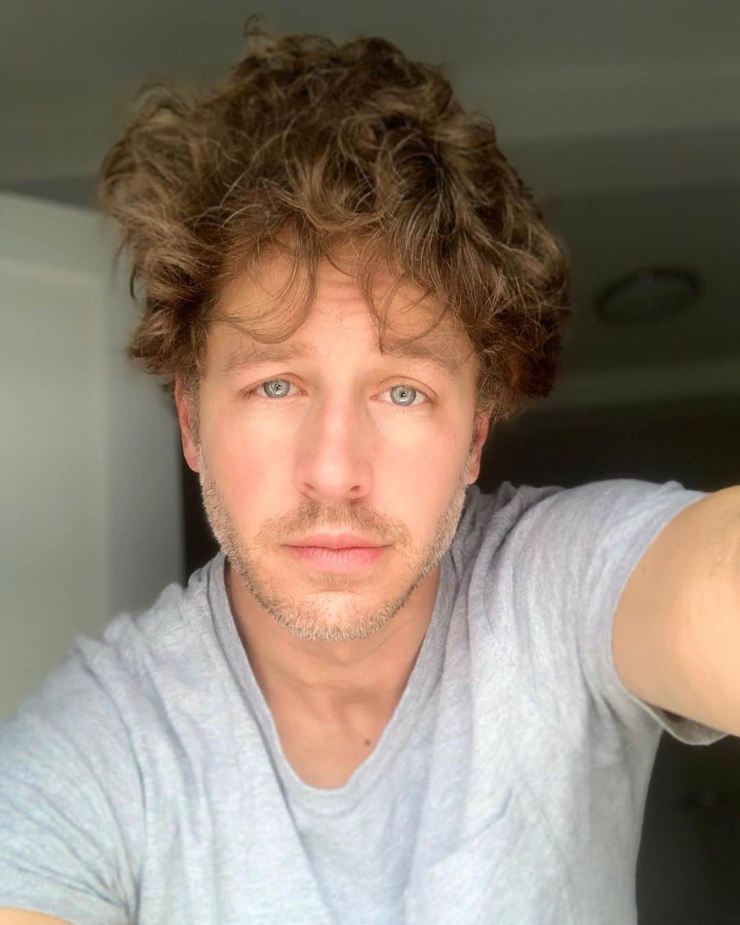 ジョシュア・ダラスのインスタグラム：「How lucky is my wife to wake up next to this beast?! #bedhead #hair」