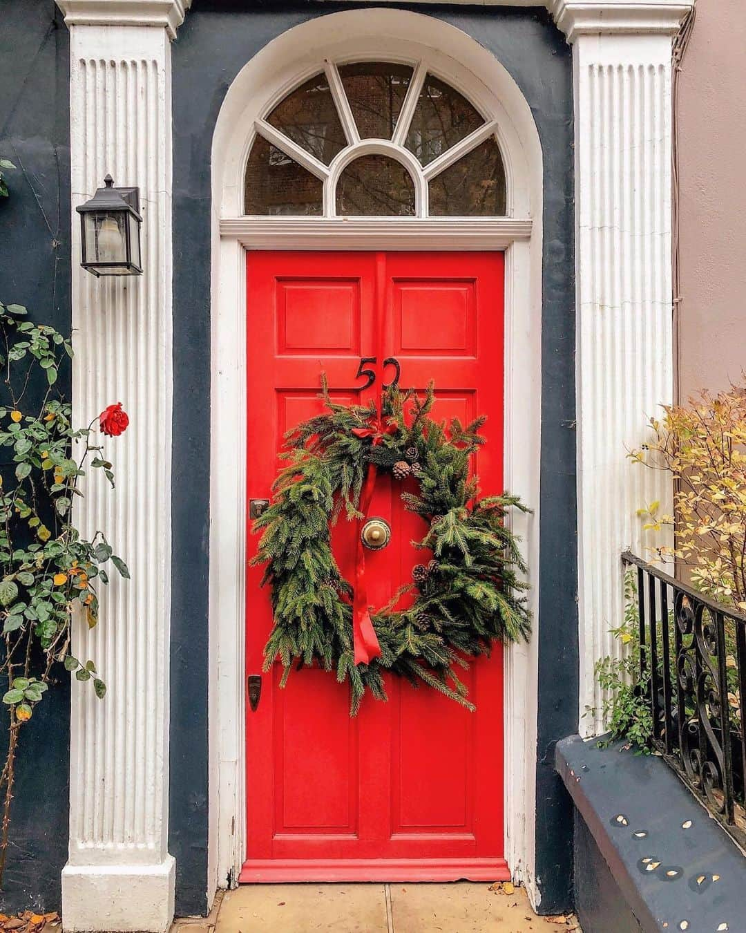 ELLE DECORさんのインスタグラム写真 - (ELLE DECORInstagram)「Christmas in Notting Hill. ❤️ #regram 📸: @wanderforawhile」12月13日 0時00分 - elledecor