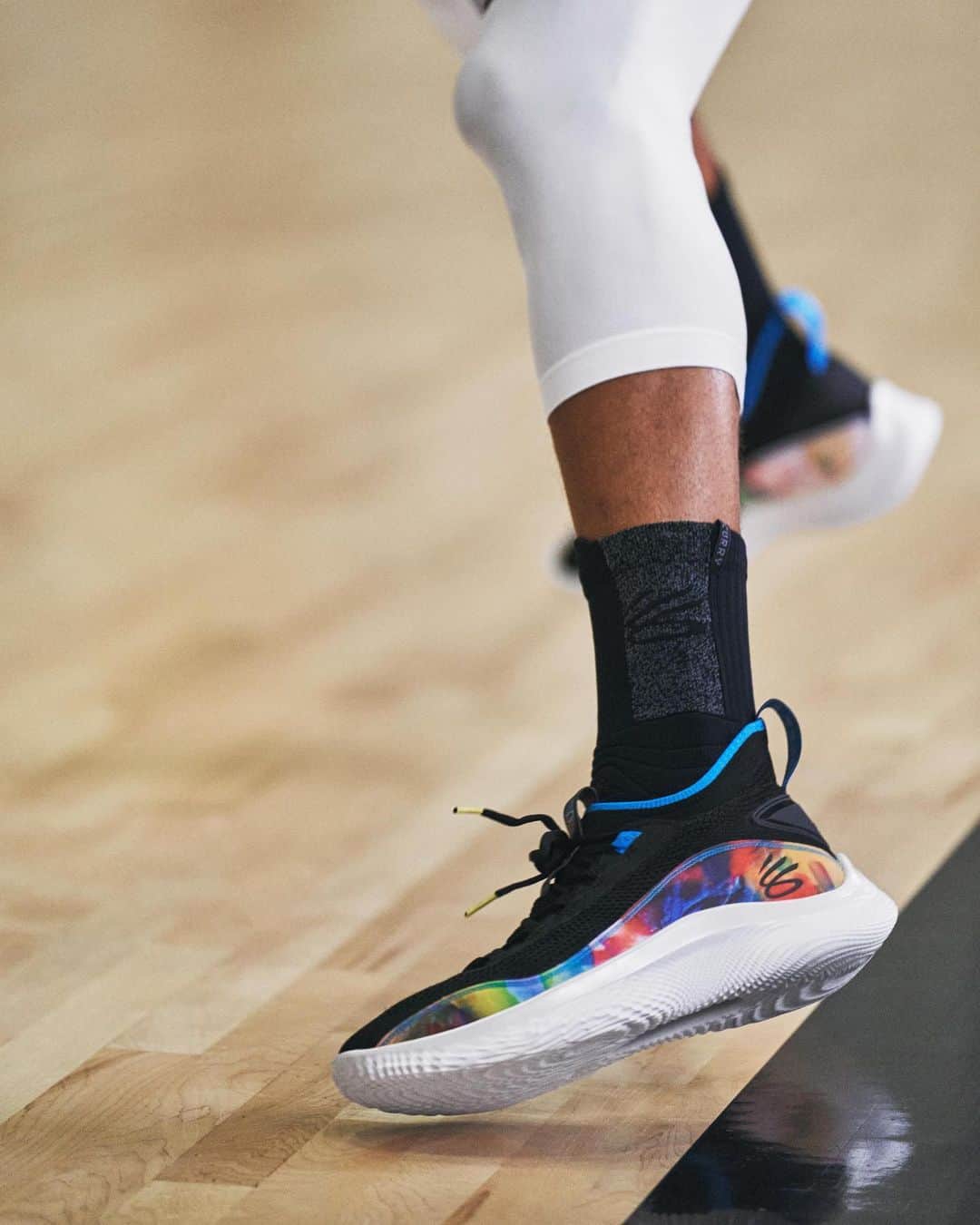 のインスタグラム：「Stop on a dime and leave your defender reaching. We changed basketball shoes for GOOD. Introducing @stephencurry30’s latest signature shoe featuring our industry changing cushioning platform - UA FLOW. The #Curry8 “Feel Good Flow” is available now through the link in bio.」