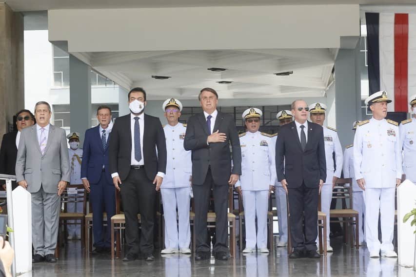 ジルマ・ルセフのインスタグラム：「Neste sábado (12), o Presidente Jair Bolsonaro participou da Cerimônia de Declaração de Guardas-Marinha de 2020 e da Entrega de Espadas da Turma Capitão-Mor  Jerônimo de Albuquerque, no Rio de Janeiro (RJ).  Fotos: Isac Nóbrega/PR」