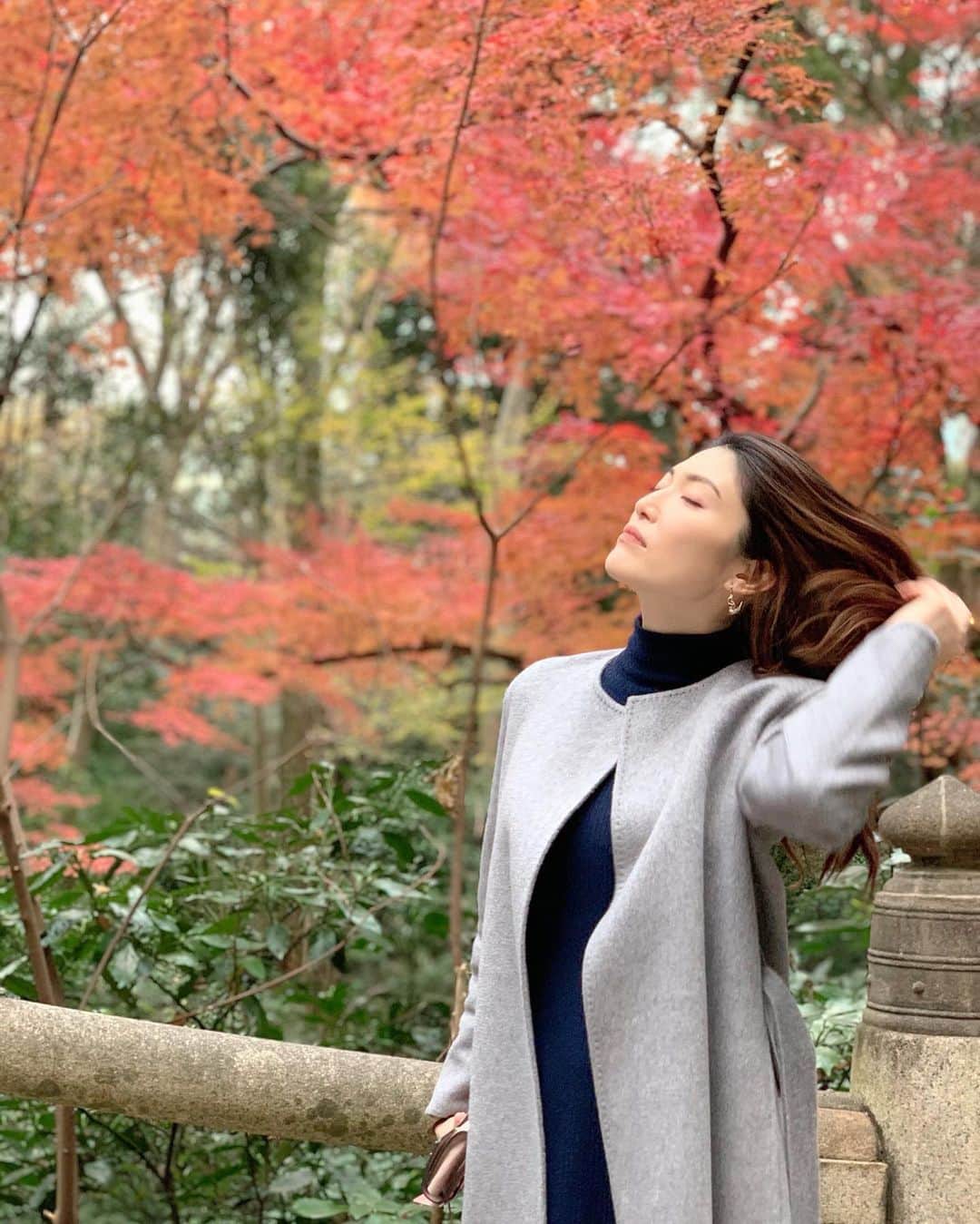 櫻井麻美のインスタグラム：「明治神宮の紅葉が綺麗でした🍁 ・ ずっと来たかった神宮の杜芸術祝祭の野外彫刻展「天空海闊」✨やっと見られました🙌開催は明日までですが💨明治神宮を歩きながら日本を代表する現代アーティスト名和晃平さんの"white deer"も見られます🦌✨✨ ・ 年末年始はたくさんの人で道が見えないくらいですが、今の時期は空いていていいですね☺️ ・ ・ #明治神宮 #神宮の杜芸術祝祭  #天空海闊 #現代アート #彫刻  #彫刻展 #実は美大出身  #紅葉 #紅葉スポット」
