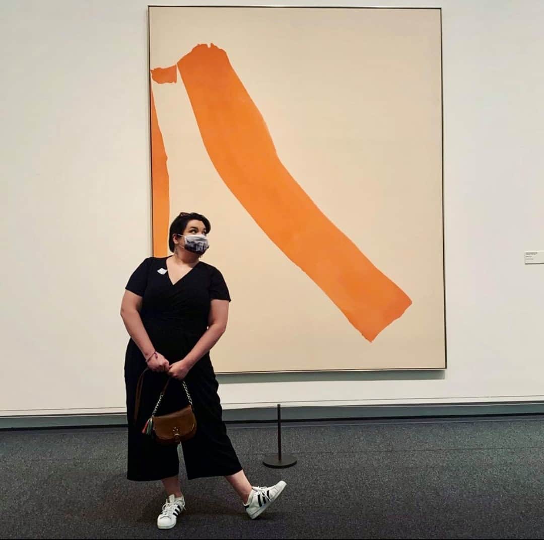 メトロポリタン美術館さんのインスタグラム写真 - (メトロポリタン美術館Instagram)「"There are no rules. That is how art is born, how breakthroughs happen. Go against the rules or ignore the rules. That is what invention is about."  —Helen Frankenthaler  Remembering the American abstract expressionist born #OnThisDay in 1928 through the joy she continues to inspire in visitors like @eezadiva, whose #MetMoment syncs up with Frankenthaler's vibrant "Stride."  🎨 Helen Frankenthaler (American, 1928–2011). Stride, 1969. On view in Gallery 921.」12月13日 0時10分 - metmuseum