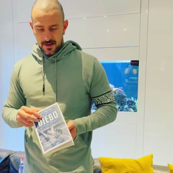 アントニオ・フローロ・フローレスのインスタグラム：「Grazie ancora @ciroferrara_official #hovistomaradona ❤️❤️❤️」